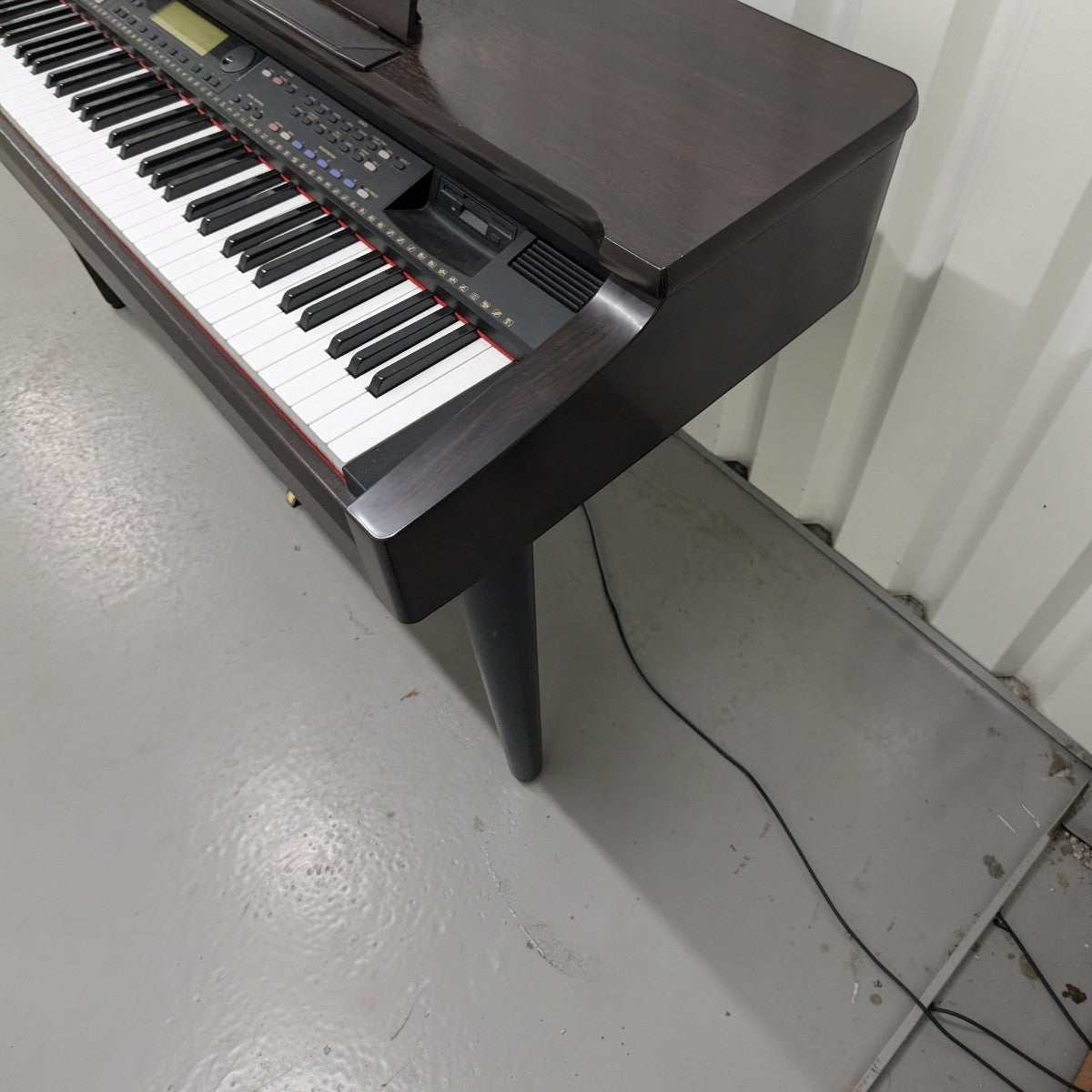 Đàn piano điện Yamaha CVP-79 màu nâu gỗ sang trọng tại TÂN NHẠC CỤ, thiết kế dáng tủ cổ điển với 88 phím búa.