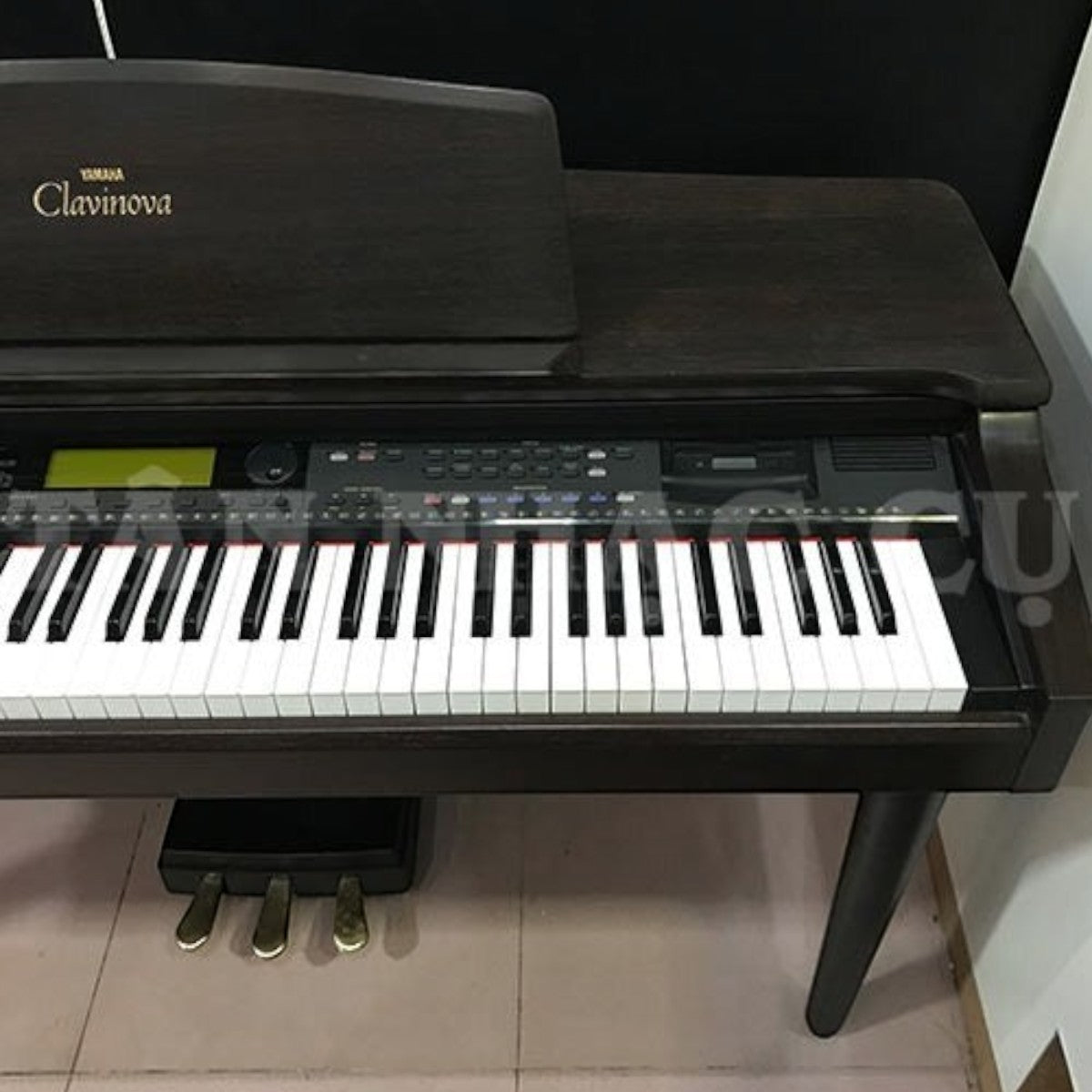 Đàn piano điện Yamaha CVP-79 màu nâu gỗ sang trọng với thiết kế dáng tủ tại Tân Nhạc Cụ