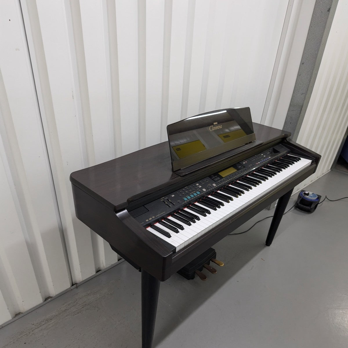 Đàn piano điện Yamaha CVP-79 màu nâu gỗ tại Tân Nhạc Cụ, thiết kế dáng tủ cổ điển với 88 phím búa và bảng điều khiển