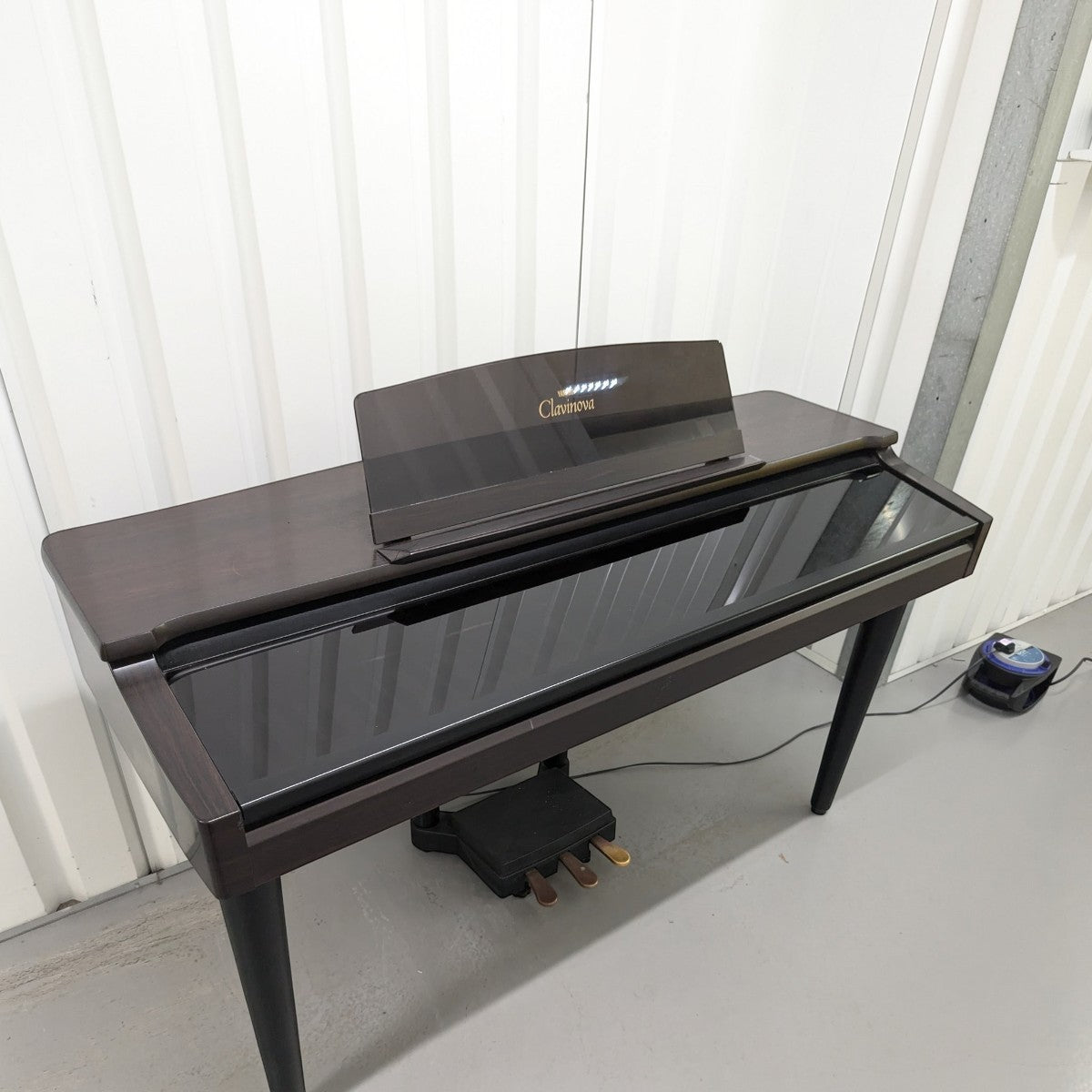 Đàn piano điện Yamaha CVP-79 dáng tủ màu nâu gỗ sang trọng tại TÂN NHẠC CỤ với thiết kế 3 pedal và nắp đậy phím