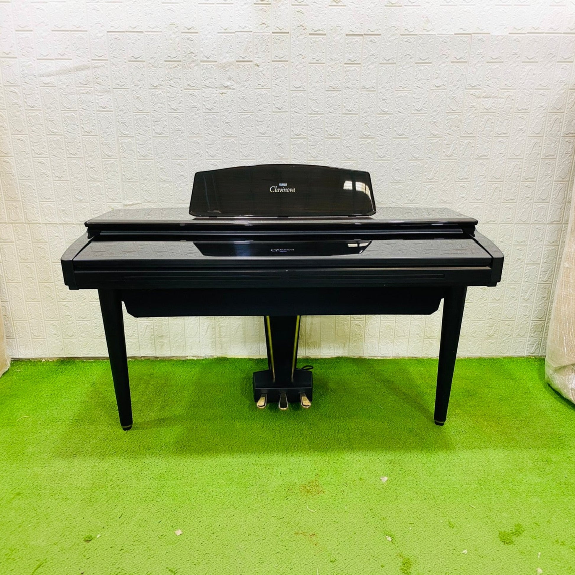 Đàn piano điện Yamaha CVP-89 màu đen sang trọng tại TÂN NHẠC CỤ, thiết kế dáng tủ cổ điển với 88 phím búa