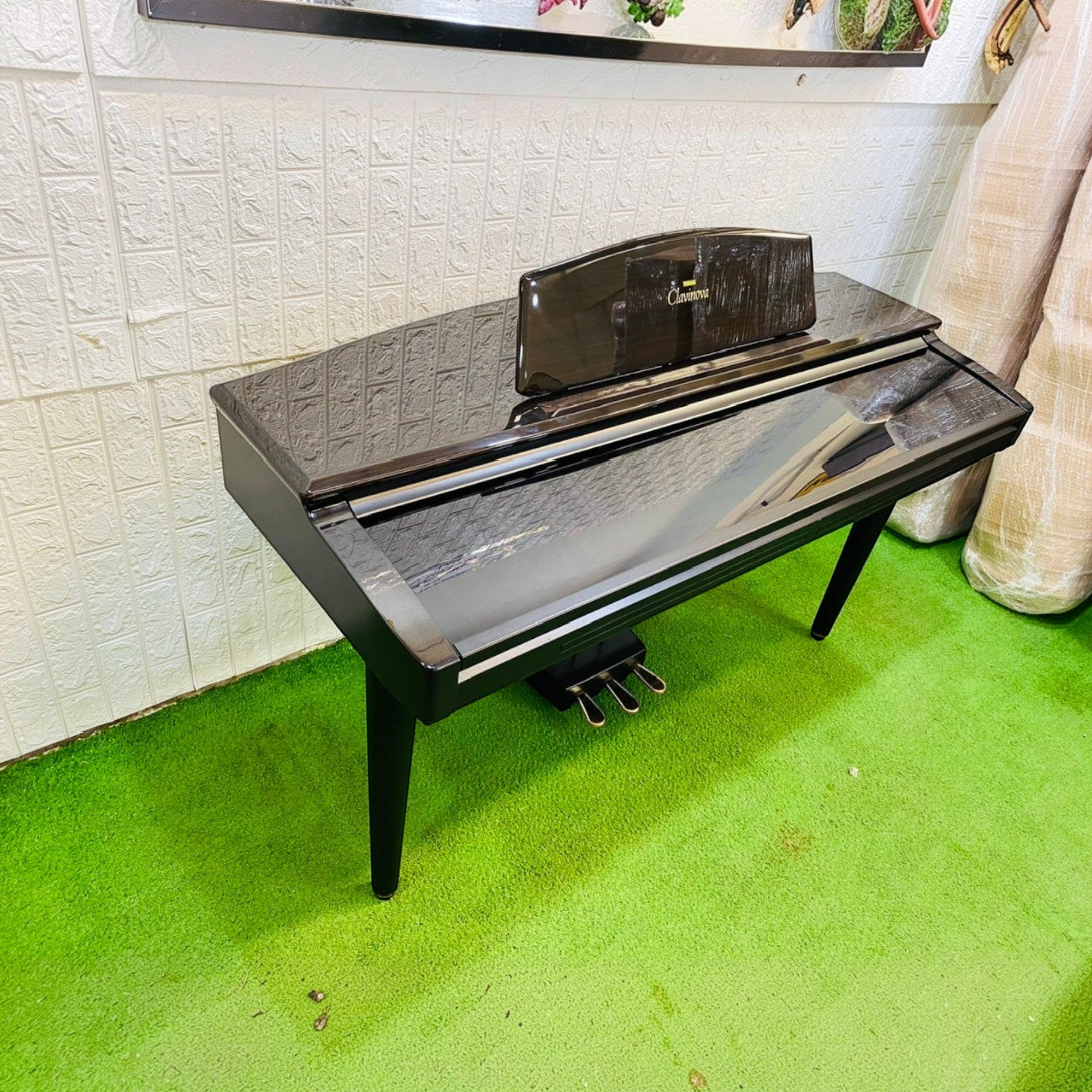 Đàn piano điện Yamaha CVP-89 màu đen bóng tại TÂN NHẠC CỤ, thiết kế dáng tủ sang trọng với 3 pedal.