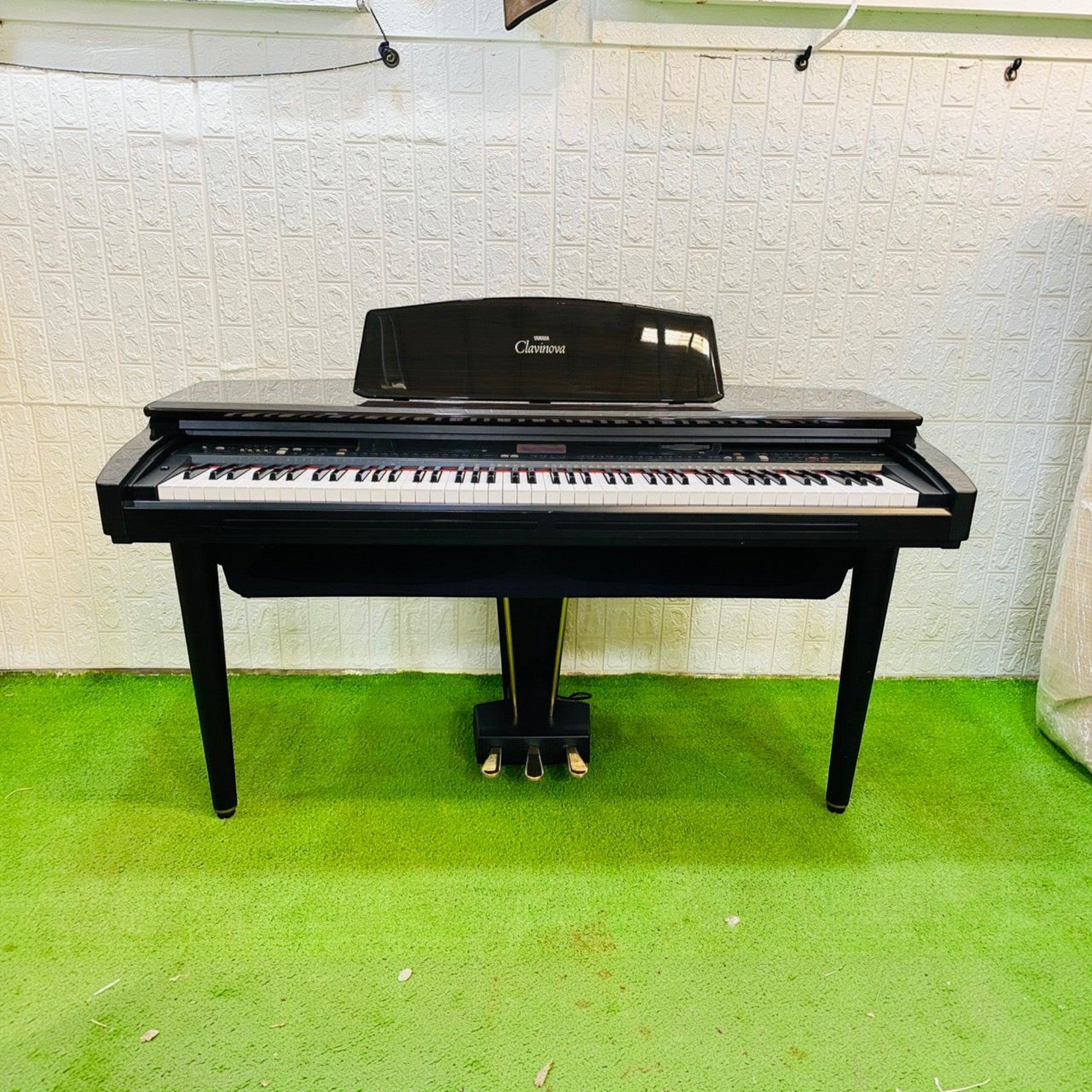 Đàn piano điện Yamaha CVP-89 màu đen dáng tủ tại Tân Nhạc Cụ với bàn phím búa 88 phím và nắp đậy sang trọng