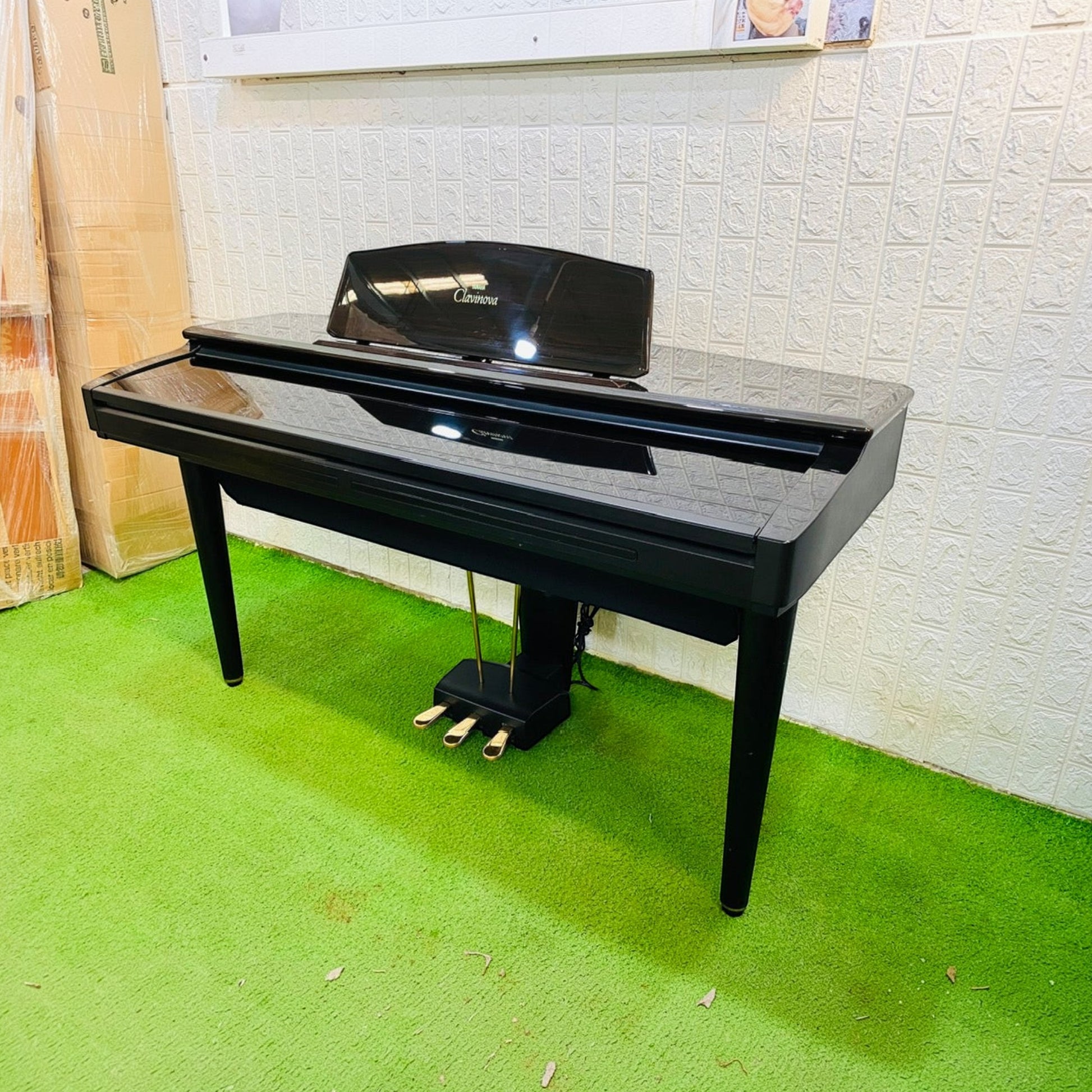 Đàn piano điện Yamaha CVP-89 màu đen bóng tại cửa hàng TÂN NHẠC CỤ, thiết kế dáng tủ sang trọng với 3 pedal.