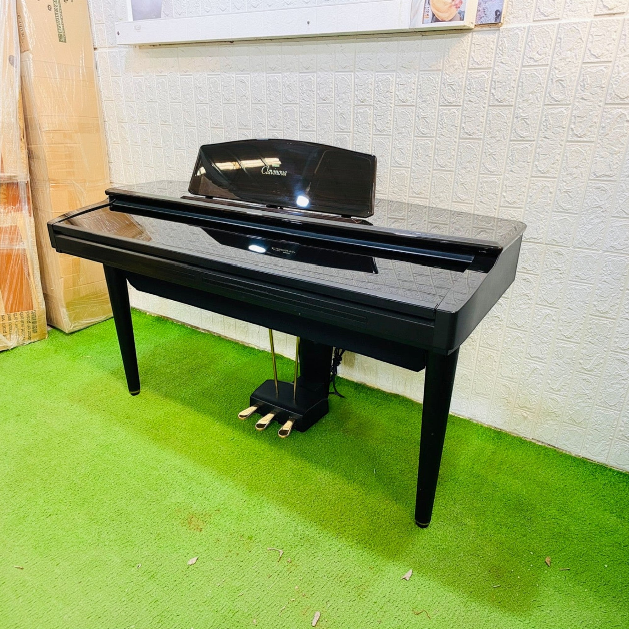 Đàn piano điện Yamaha CVP-89 màu đen bóng tại cửa hàng TÂN NHẠC CỤ, thiết kế dáng tủ sang trọng với 3 pedal.