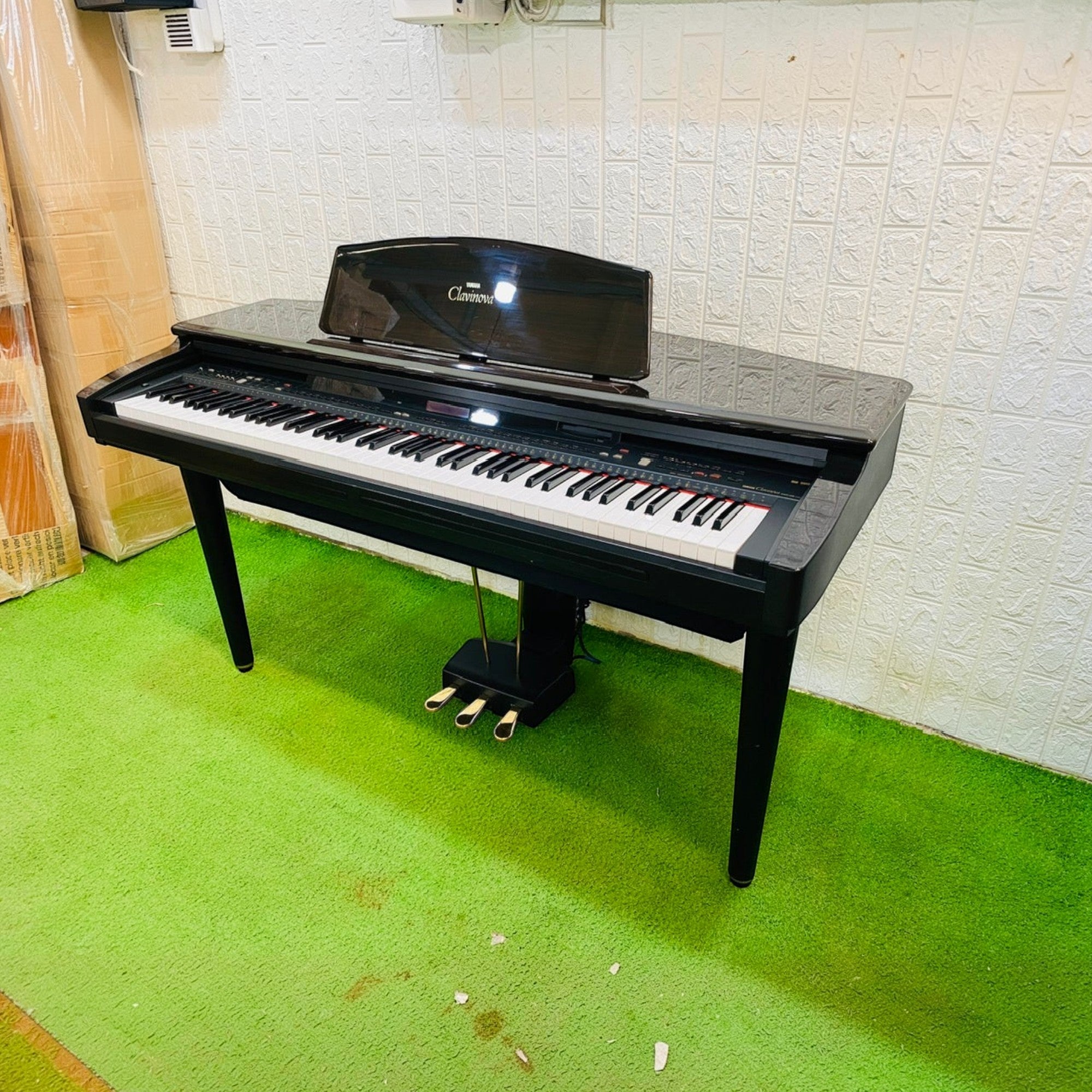 Đàn piano điện Yamaha CVP-89 màu đen bóng dáng tủ tại cửa hàng TÂN NHẠC CỤ