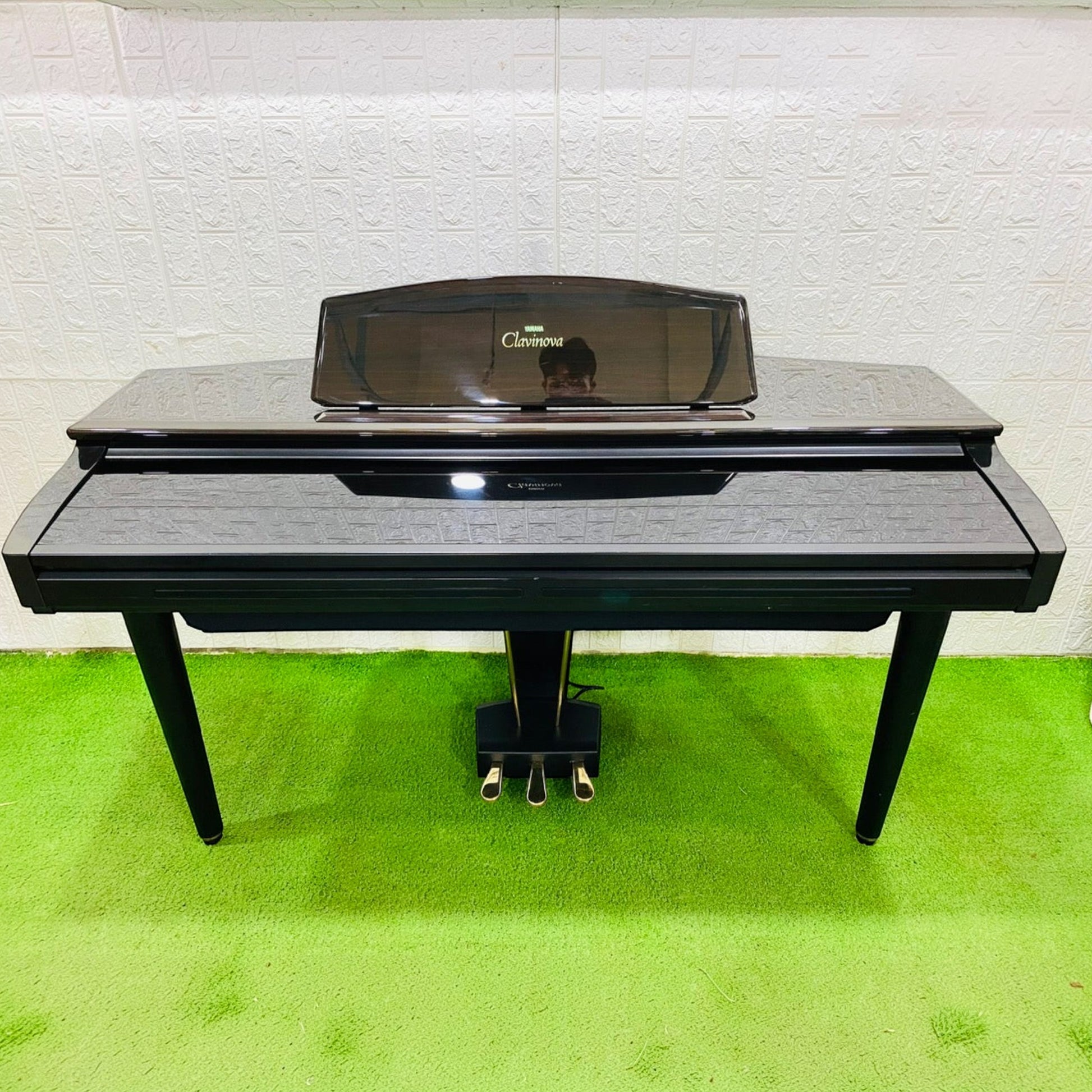 Đàn piano điện Yamaha CVP-89 màu đen sang trọng tại Tân Nhạc Cụ với thiết kế dáng tủ cổ điển và 3 bàn đạp