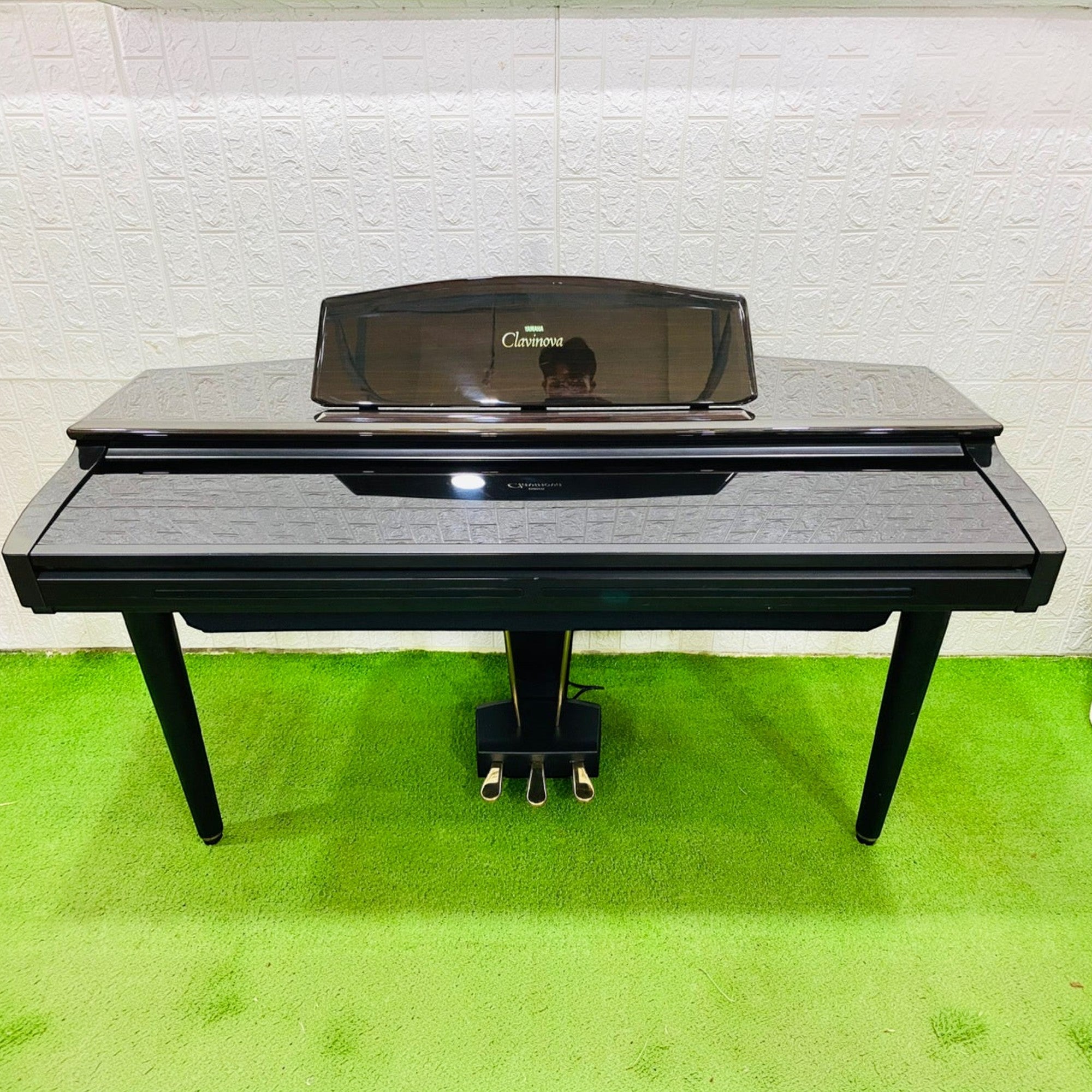 Đàn piano điện Yamaha CVP-89 màu đen sang trọng tại Tân Nhạc Cụ với thiết kế dáng tủ cổ điển và 3 bàn đạp