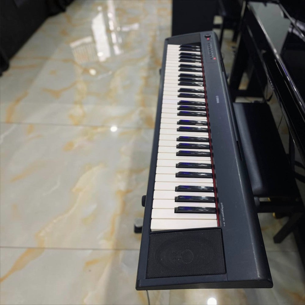 Đàn piano điện Yamaha NP11 màu đen nhỏ gọn tại cửa hàng TÂN NHẠC CỤ