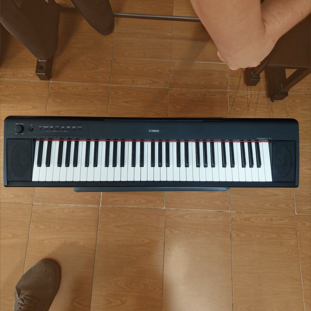 Đàn piano điện Yamaha NP11 màu đen nhỏ gọn tại cửa hàng TÂN NHẠC CỤ, góc nhìn từ trên xuống