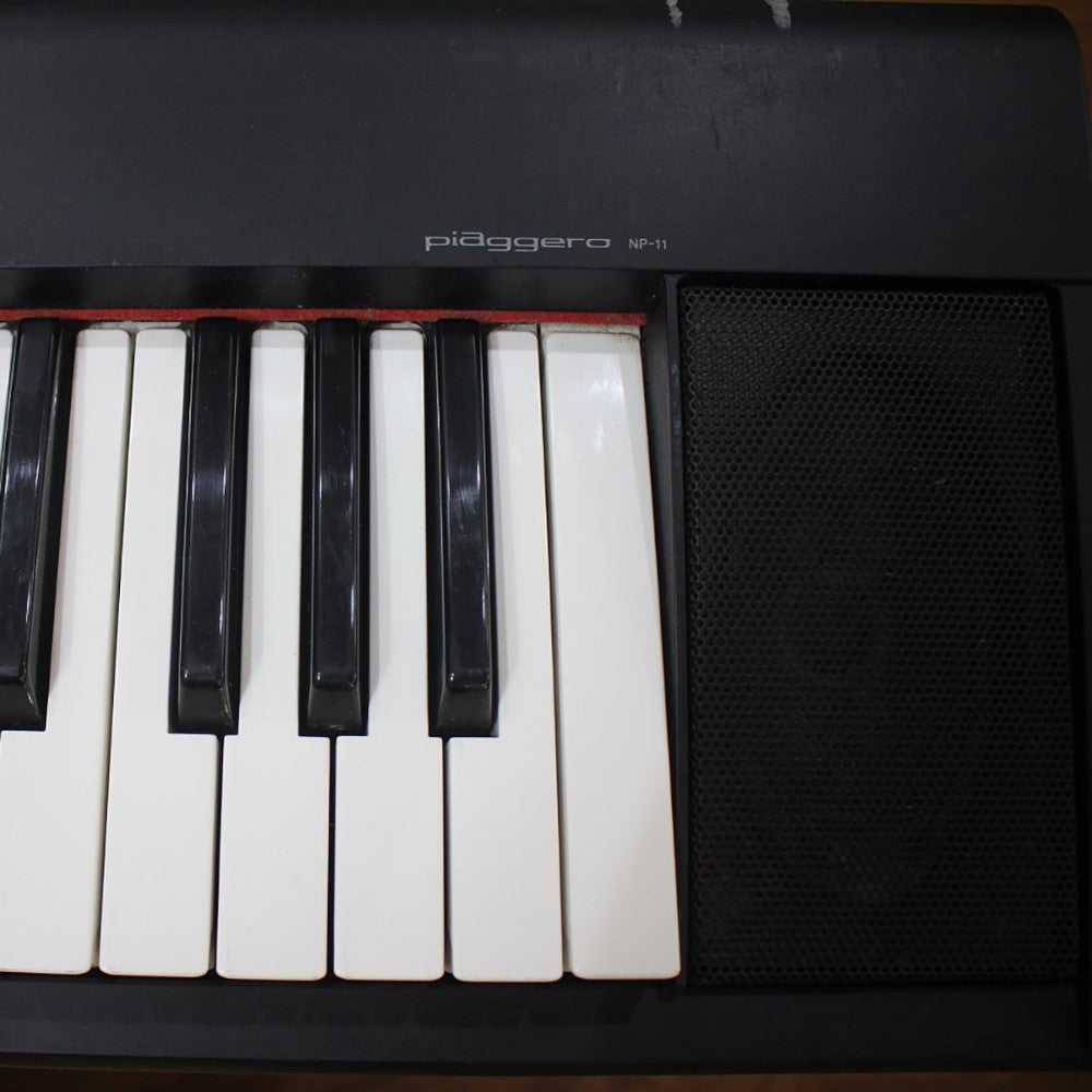 Cận cảnh bàn phím và loa đàn piano điện Yamaha NP11 màu đen tại Tân Nhạc Cụ