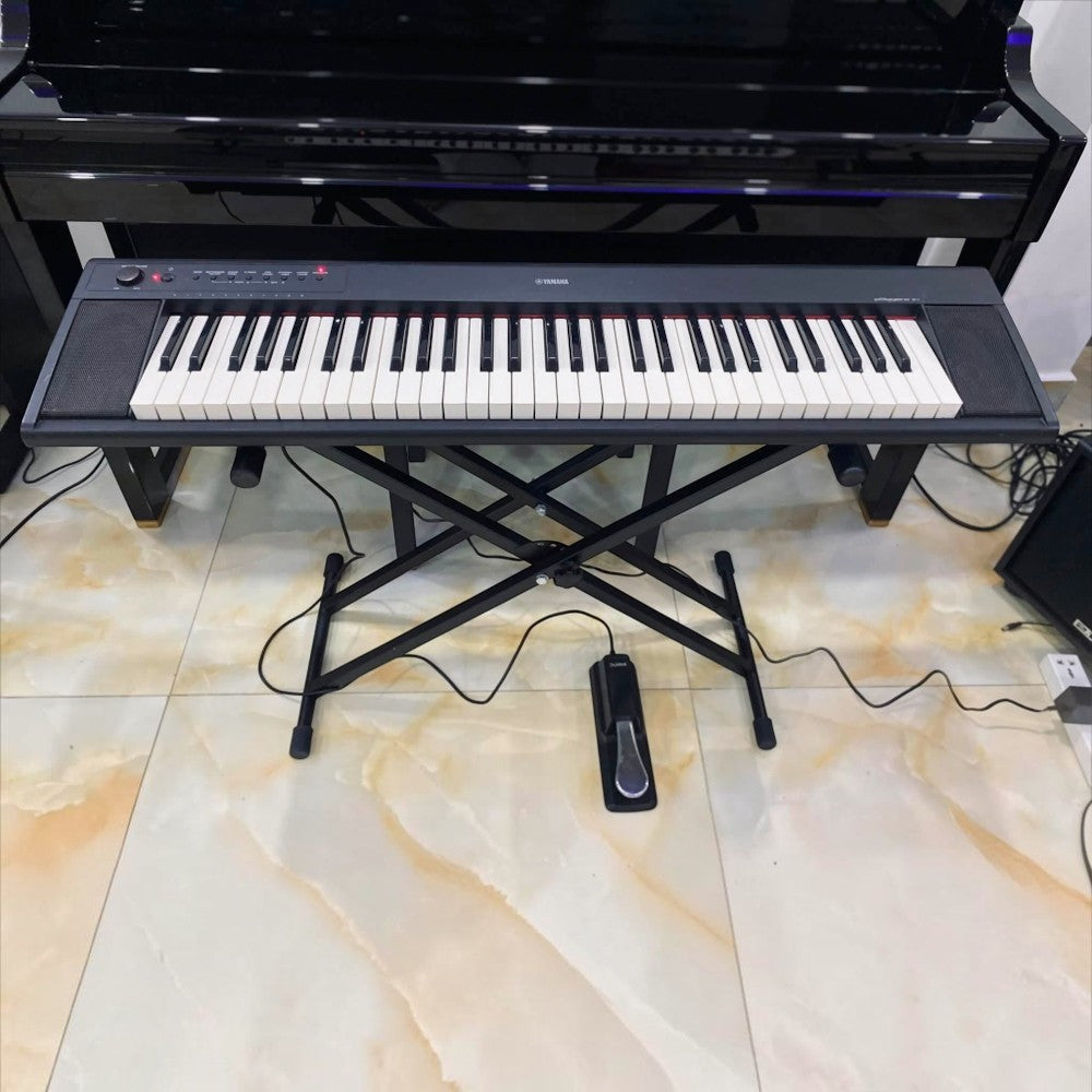 Đàn piano điện Yamaha NP11 màu đen nhỏ gọn tại showroom Tân Nhạc Cụ