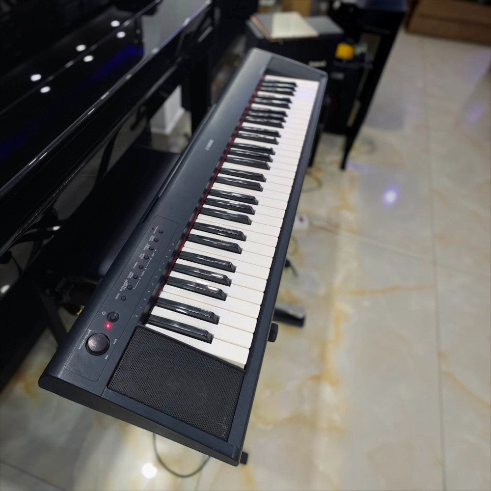Đàn piano điện Yamaha NP11 màu đen nhỏ gọn tại showroom TÂN NHẠC CỤ