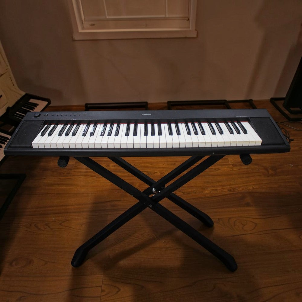 Đàn piano điện Yamaha NP11 màu đen thiết kế nhỏ gọn trên chân đế tại showroom TÂN NHẠC CỤ