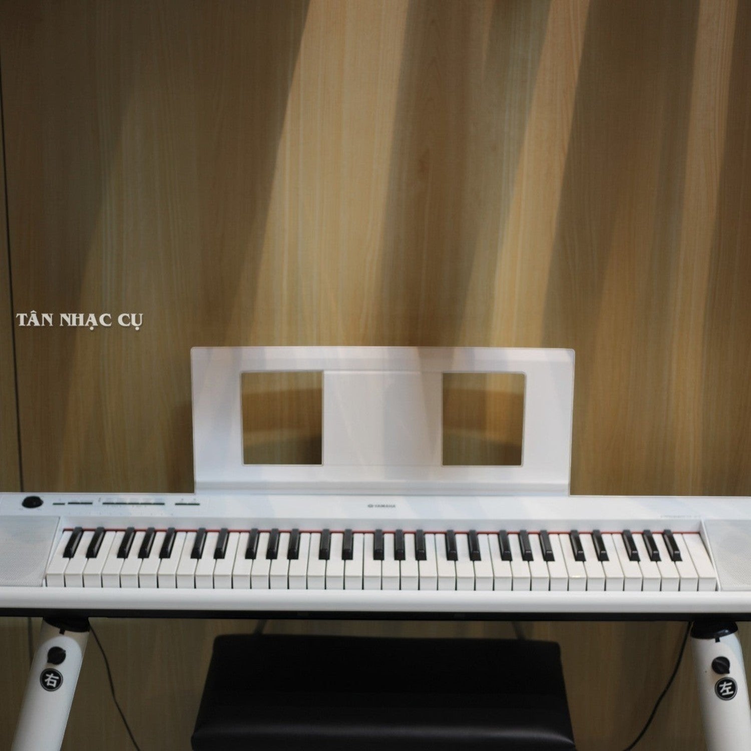 Đàn piano điện Yamaha NP12 màu trắng 61 phím tại Tân Nhạc Cụ, thiết kế gọn nhẹ cho người mới học