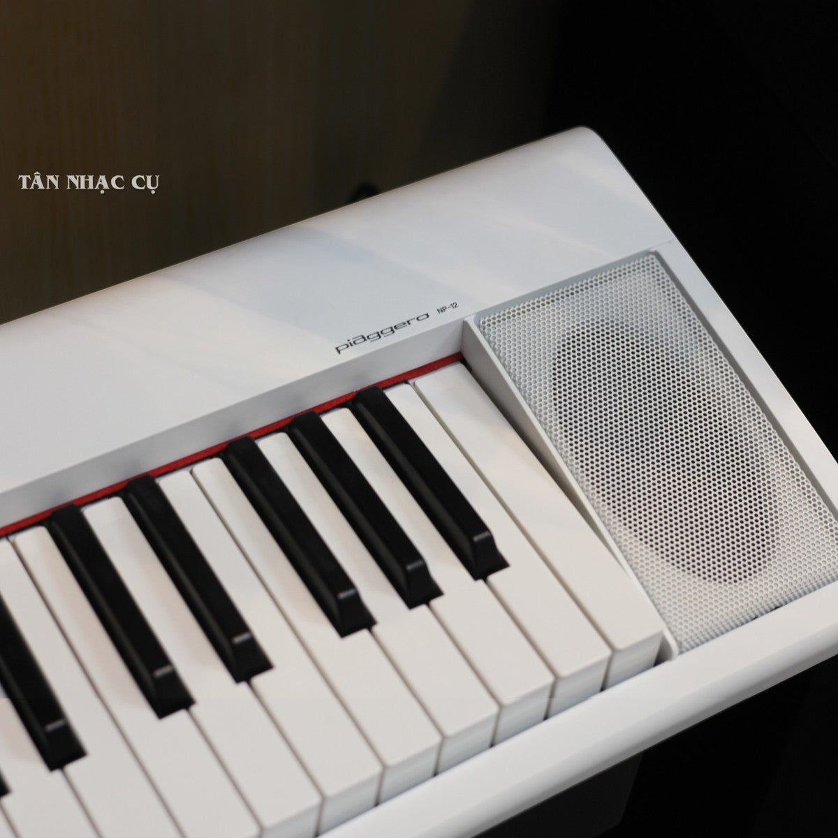 Đàn piano điện TÂN NHẠC CỤ Yamaha NP12 màu trắng với thiết kế 61 phím gọn nhẹ và loa tích hợp hiện đại