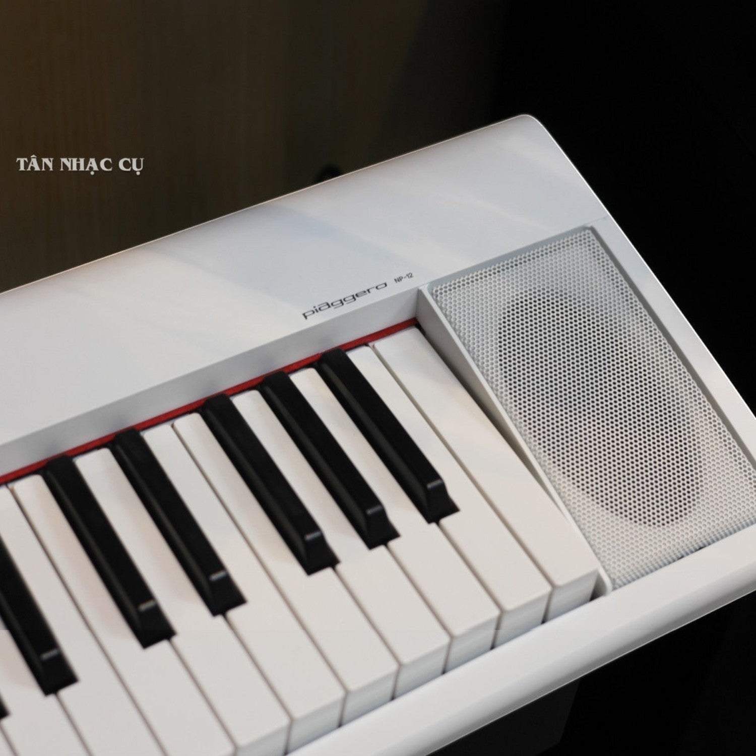 Đàn piano điện Yamaha NP12 màu trắng tại Tân Nhạc Cụ với thiết kế 61 phím gọn nhẹ và loa tích hợp