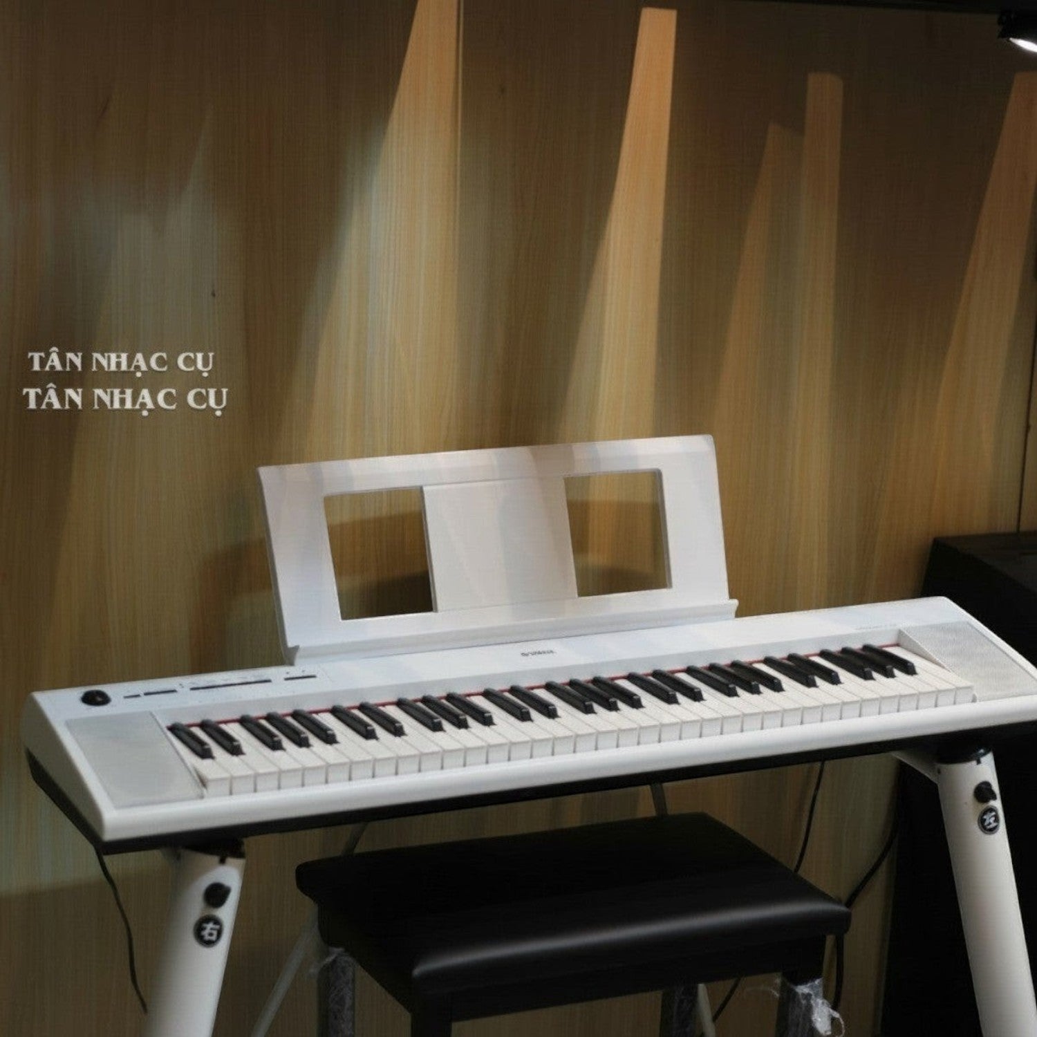 Đàn piano điện Yamaha NP12 màu trắng tại TÂN NHẠC CỤ, thiết kế 61 phím gọn nhẹ, hiện đại