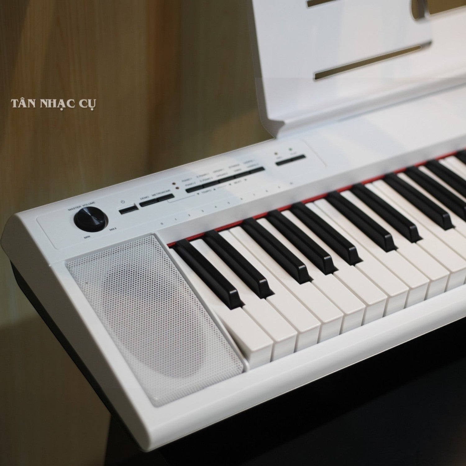 Đàn piano điện Yamaha NP12 màu trắng tại TÂN NHẠC CỤ với 61 phím gọn nhẹ và loa tích hợp