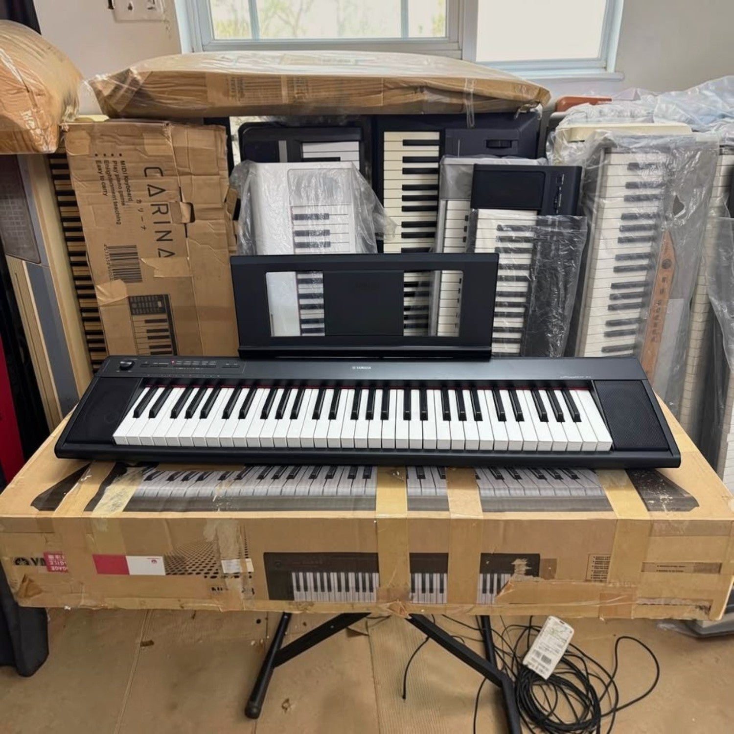 Đàn piano điện Yamaha NP12 màu đen tại showroom TÂN NHẠC CỤ, thiết kế 61 phím gọn nhẹ cho người mới bắt đầu