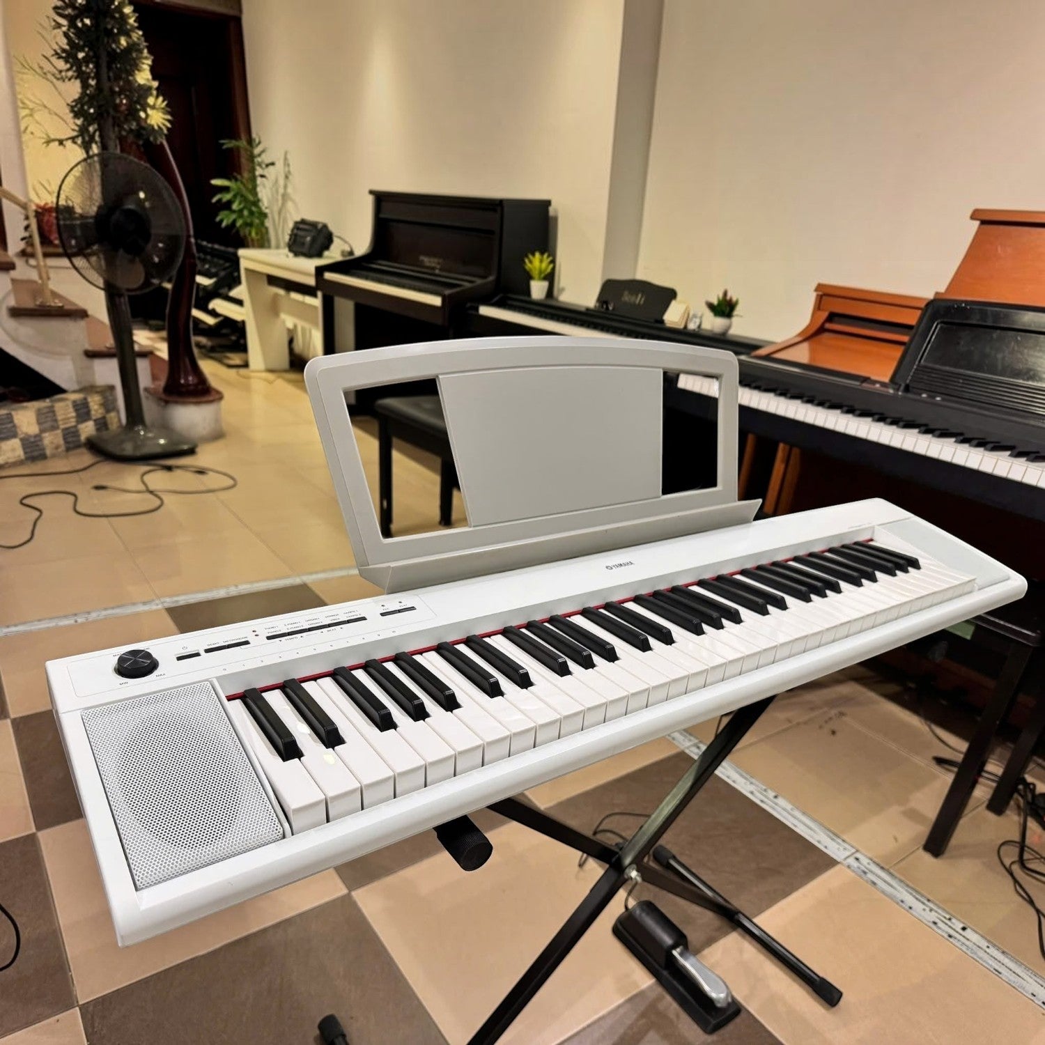 Đàn piano điện Yamaha NP12 màu trắng 61 phím gọn nhẹ tại showroom TÂN NHẠC CỤ