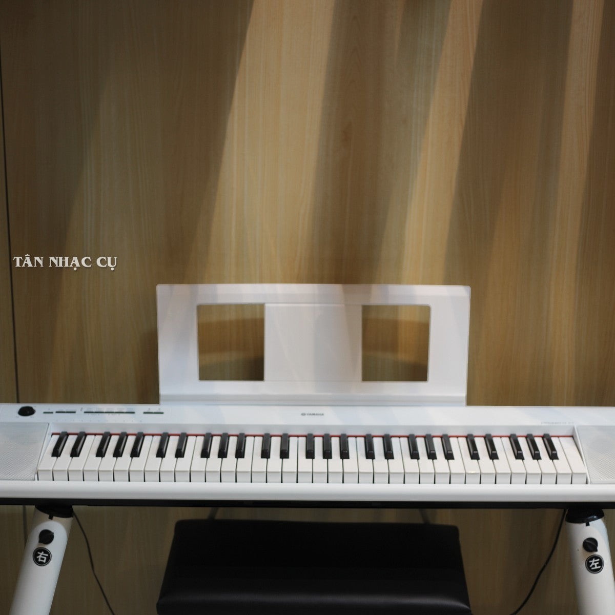 Đàn piano điện Yamaha NP12 màu trắng tại TÂN NHẠC CỤ, thiết kế 61 phím gọn nhẹ, hiện đại.