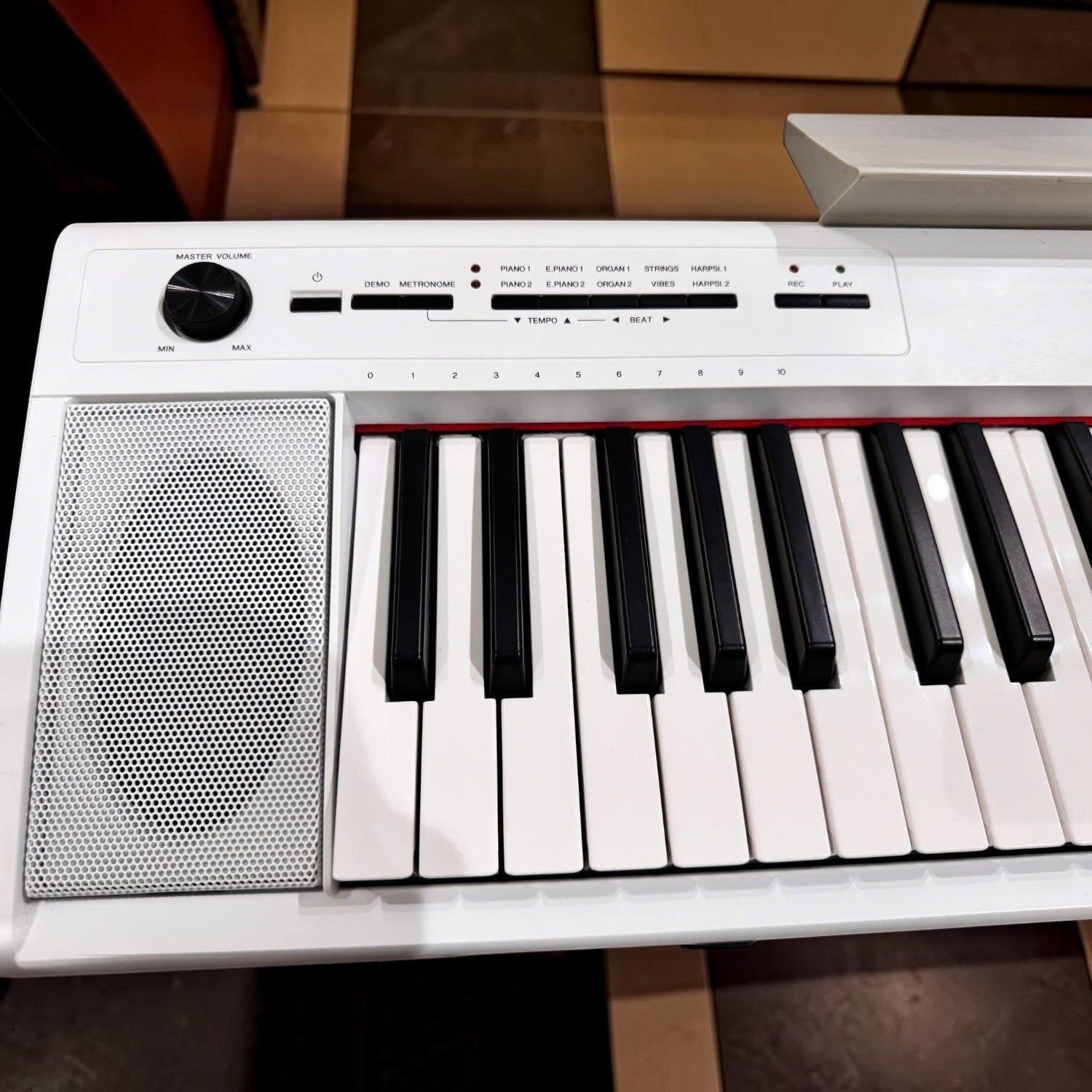 Đàn piano điện Yamaha NP12 màu trắng tại TÂN NHẠC CỤ với bảng điều khiển 61 phím và loa tích hợp