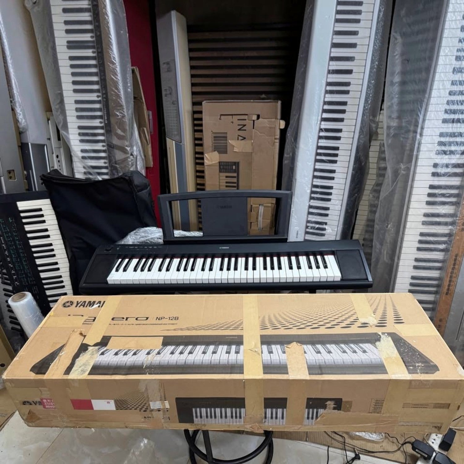 Đàn piano điện Yamaha NP12 tại cửa hàng TÂN NHẠC CỤ với hộp đựng và các phím đàn 61 phím gọn nhẹ