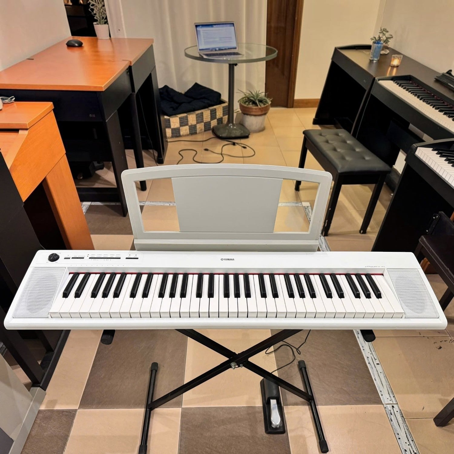 Đàn piano điện Yamaha NP12 màu trắng 61 phím gọn nhẹ tại showroom Tân Nhạc Cụ