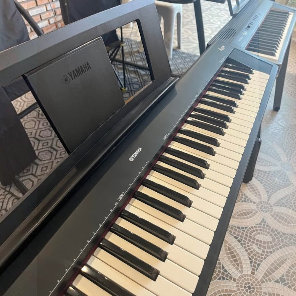 Đàn piano điện Yamaha NP30 màu đen tại showroom TÂN NHẠC CỤ với thiết kế 76 phím gọn nhẹ và hiện đại