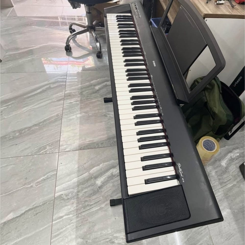 Đàn piano điện Yamaha NP30 màu đen tại showroom TÂN NHẠC CỤ với thiết kế 76 phím gọn nhẹ và hiện đại