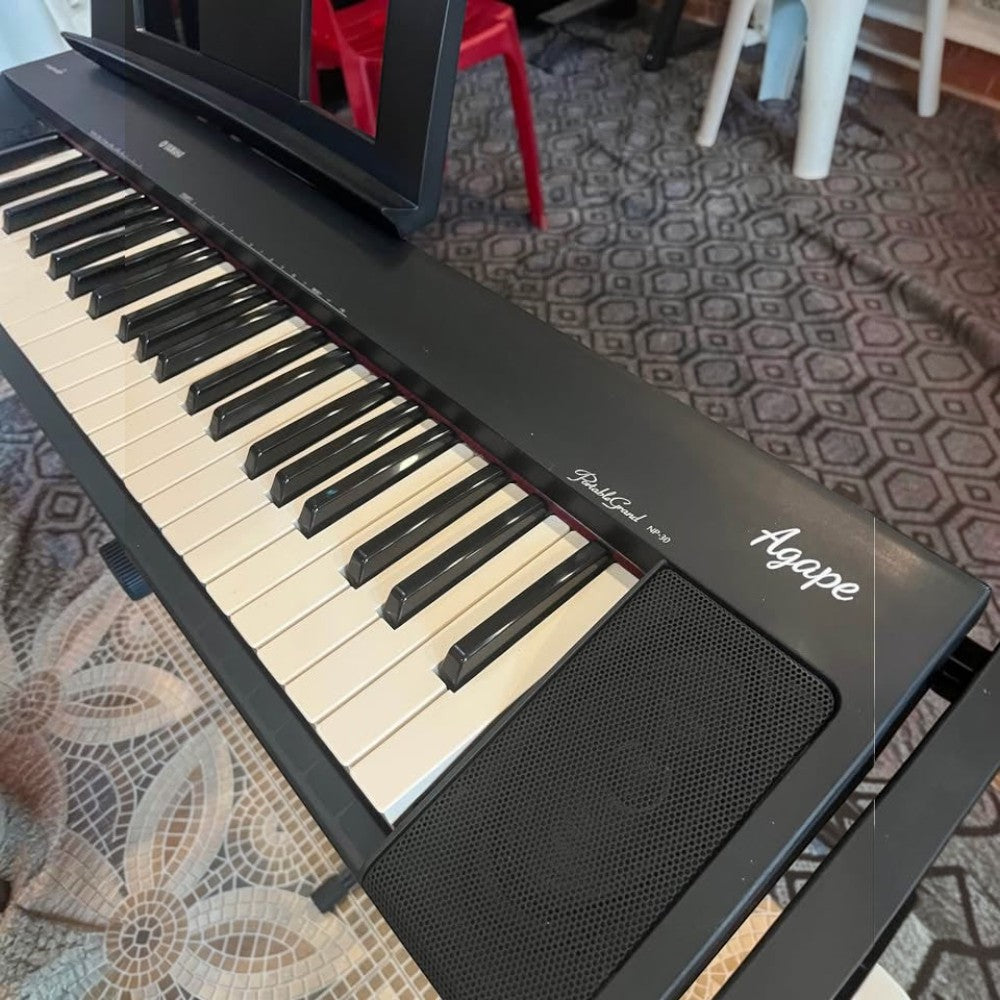 Đàn piano điện Yamaha NP30 màu đen tại cửa hàng Tân Nhạc Cụ với thiết kế 76 phím gọn nhẹ và loa tích hợp