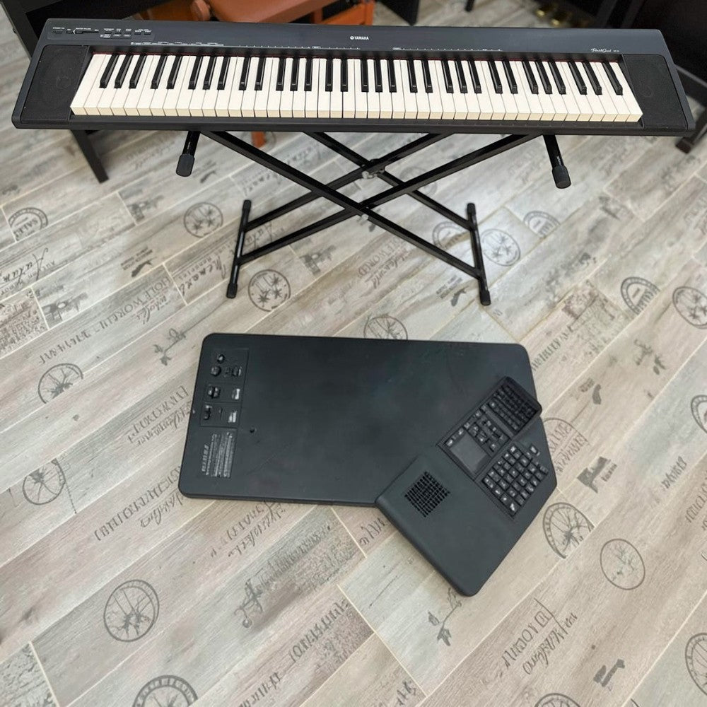 Đàn piano điện Yamaha NP30 màu đen tại showroom TÂN NHẠC CỤ với thiết kế 76 phím gọn nhẹ và chân đế chắc chắn