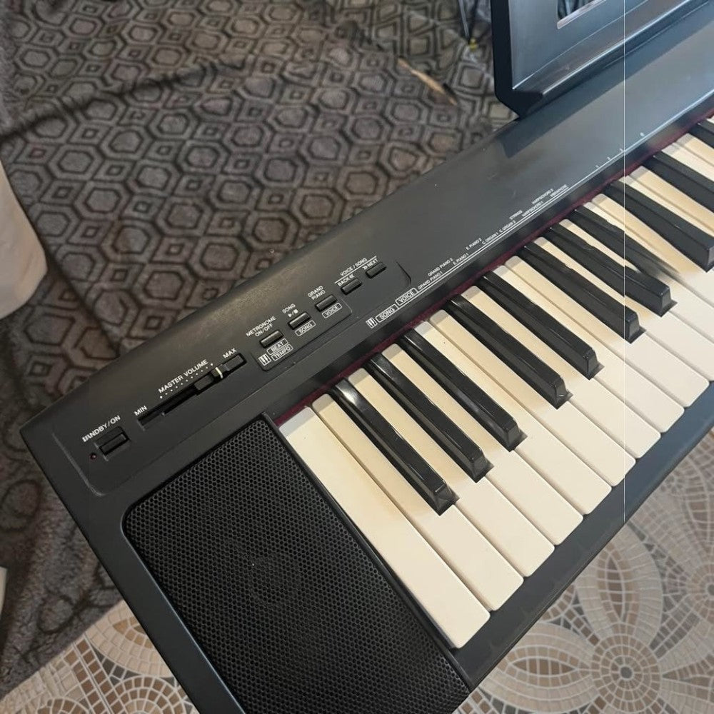 Đàn piano điện Yamaha NP30 màu đen tại Tân Nhạc Cụ với thiết kế 76 phím gọn nhẹ và bảng điều khiển phía trên