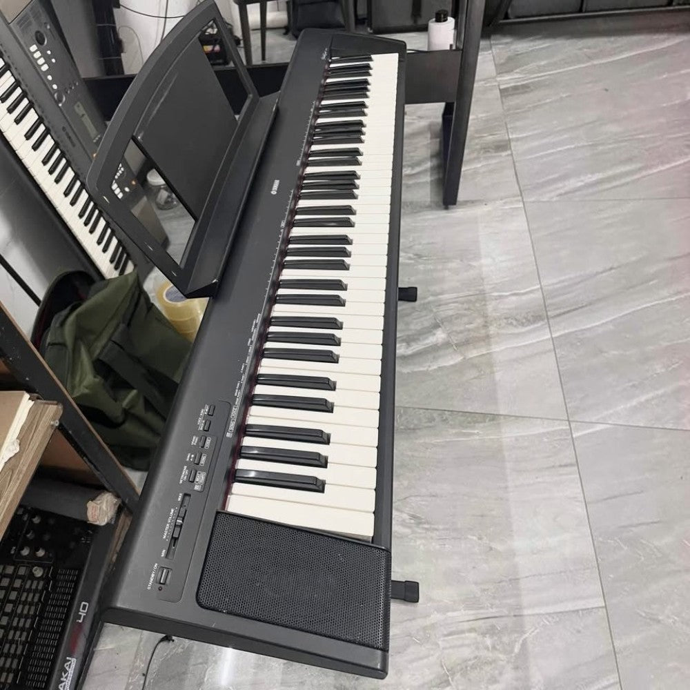 Đàn piano điện Yamaha NP30 màu đen tại showroom TÂN NHẠC CỤ với thiết kế 76 phím gọn nhẹ và hiện đại