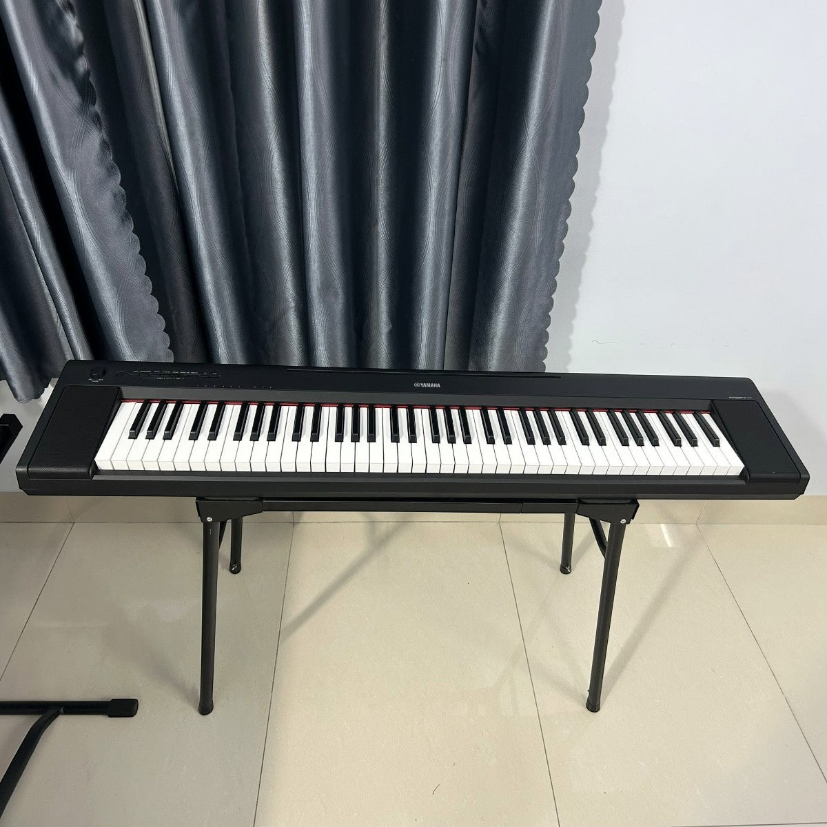 Đàn piano điện TÂN NHẠC CỤ Yamaha NP35 màu đen, thiết kế 76 phím gọn nhẹ, đặt trên chân đàn kim loại