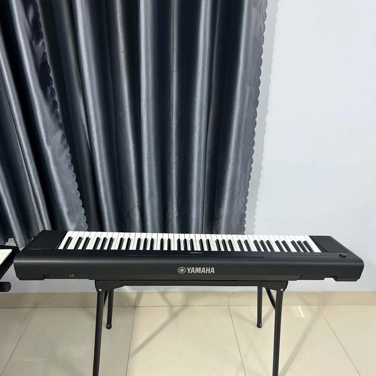 Đàn piano điện Yamaha NP35 màu đen 76 phím tại TÂN NHẠC CỤ, thiết kế gọn nhẹ hiện đại trên chân đế kim loại