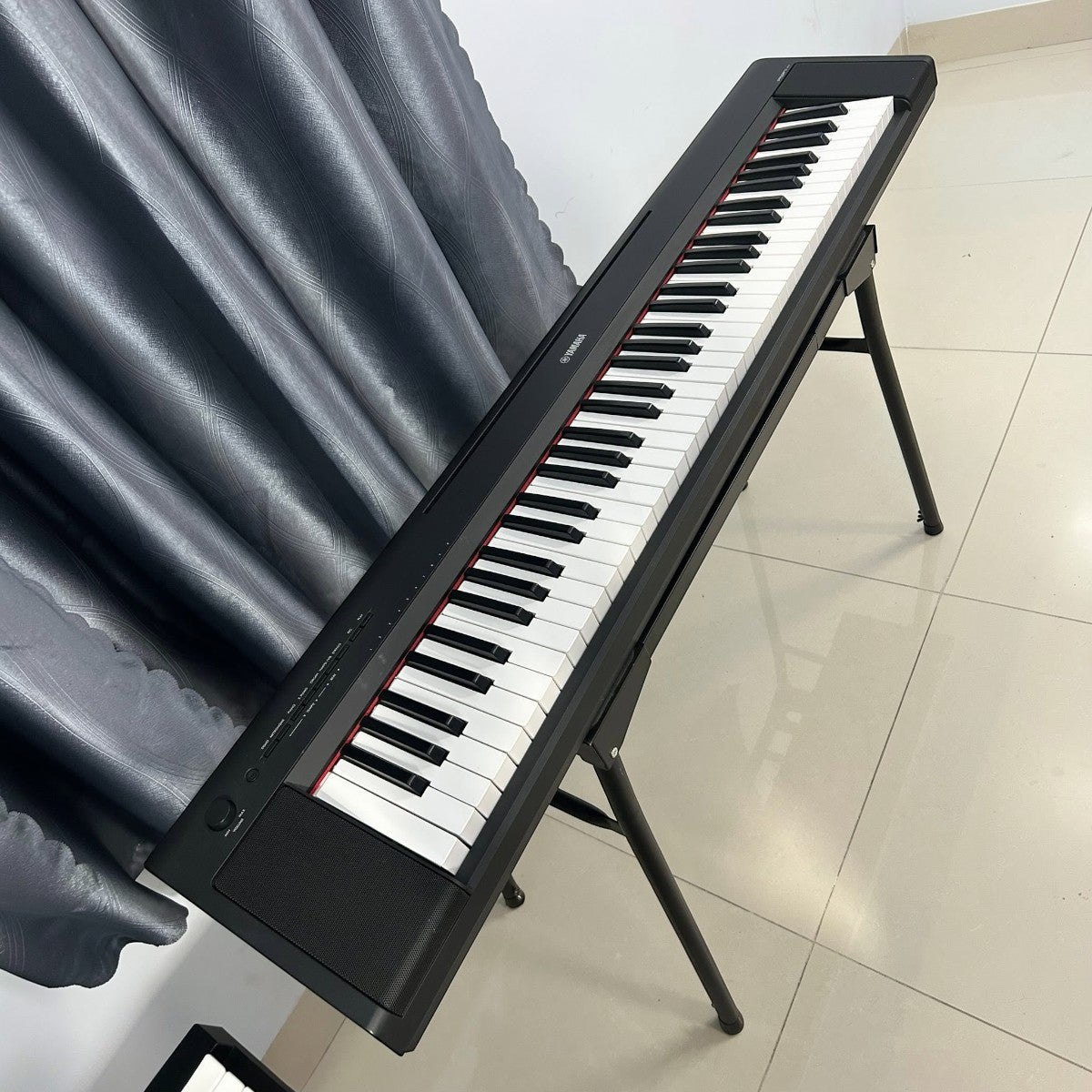 Đàn piano điện Yamaha NP35 màu đen 76 phím tại TÂN NHẠC CỤ, thiết kế gọn nhẹ trên chân đế kim loại