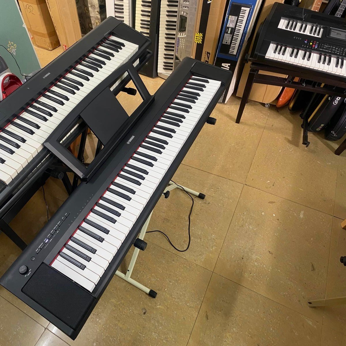 Đàn piano điện Yamaha NP35 màu đen tại showroom TÂN NHẠC CỤ, thiết kế 76 phím gọn nhẹ, hiện đại.