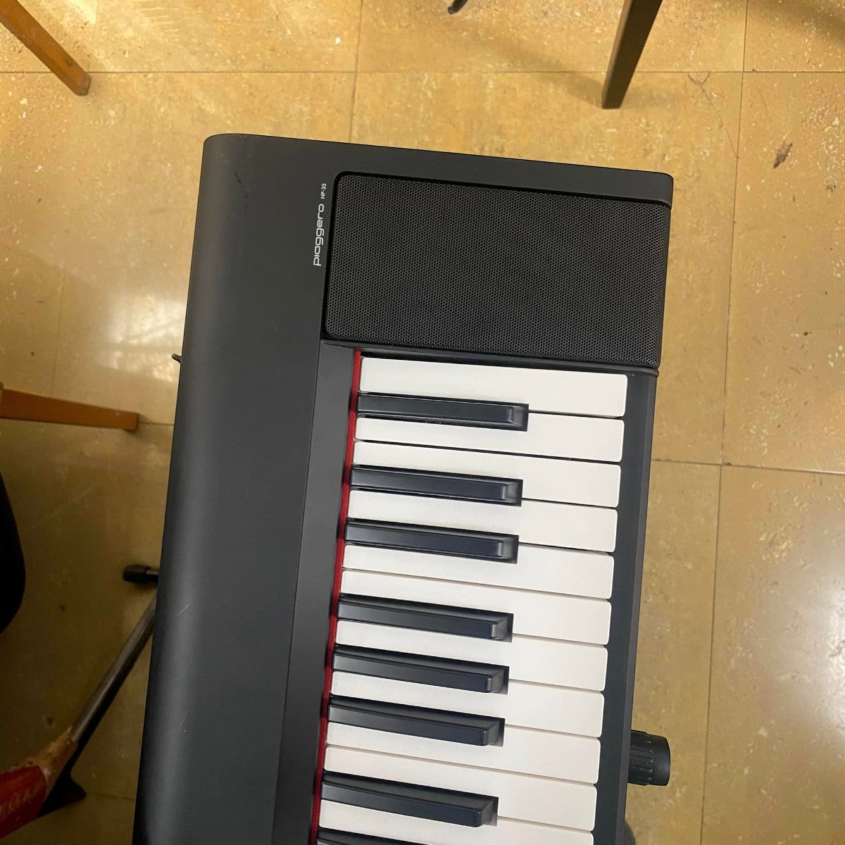 Đàn piano điện Yamaha NP35 màu đen tại TÂN NHẠC CỤ, góc nhìn từ trên xuống thấy rõ bàn phím và loa tích hợp.