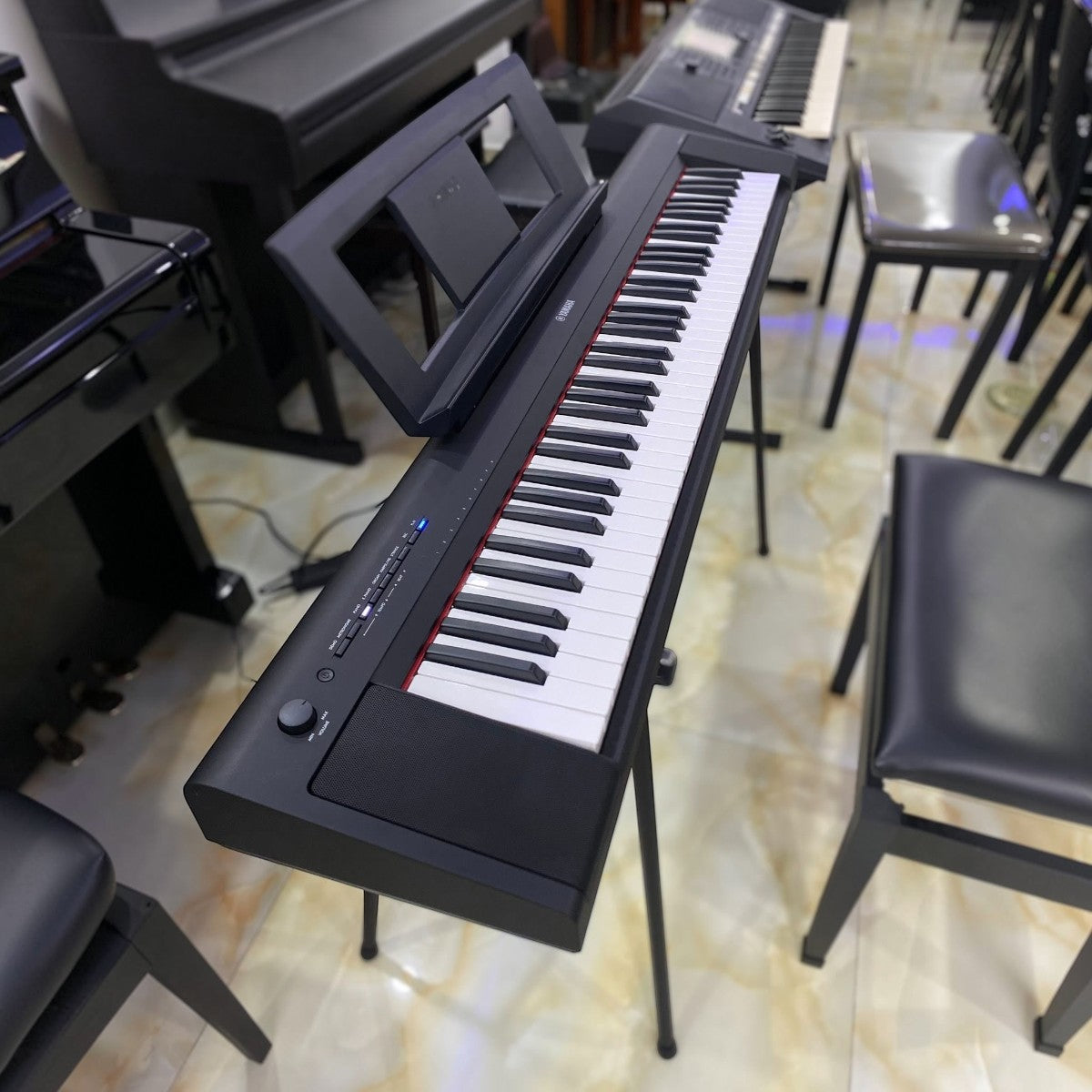 Đàn piano điện Yamaha NP35 màu đen với 76 phím tại showroom TÂN NHẠC CỤ