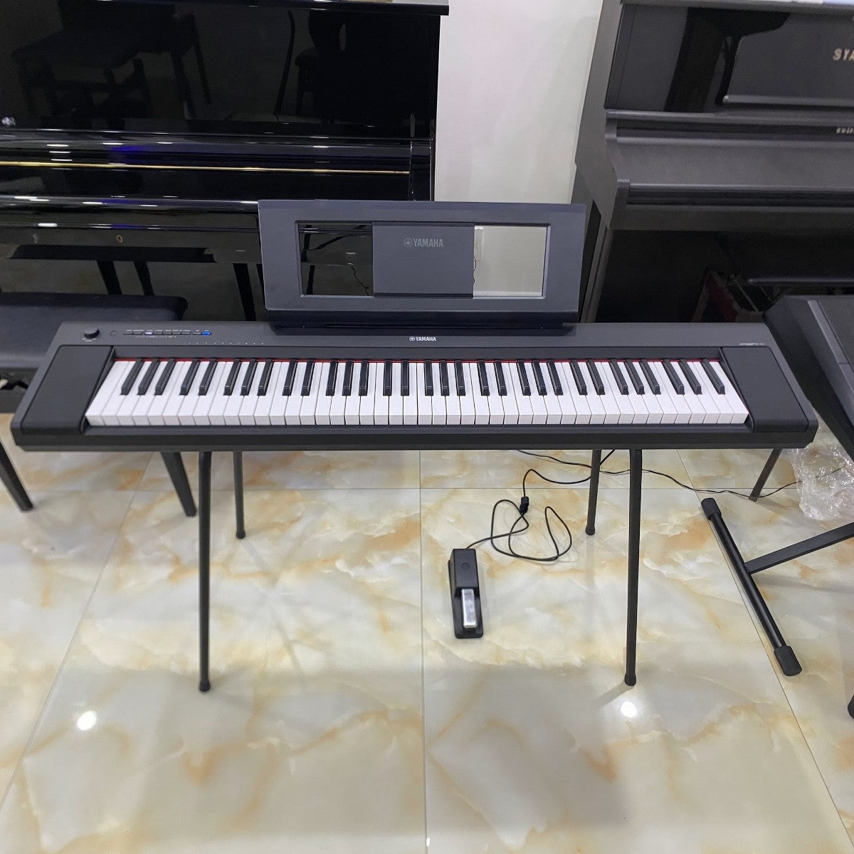 Đàn piano điện Yamaha NP35 màu đen với 76 phím tại showroom TÂN NHẠC CỤ, thiết kế gọn nhẹ, hiện đại.