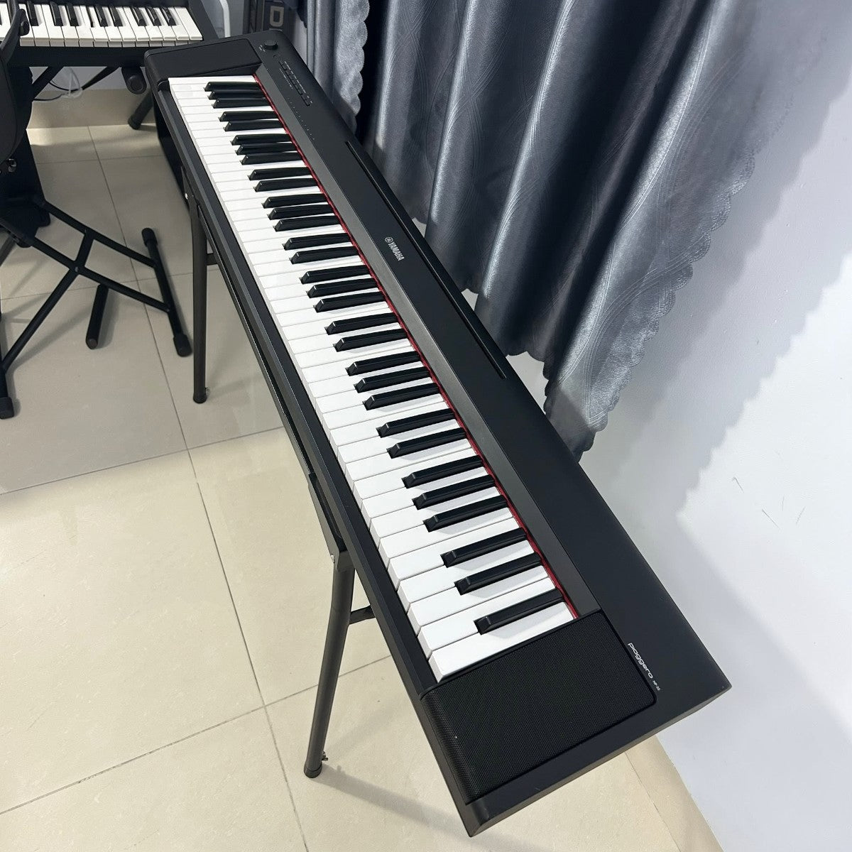 Đàn piano điện TÂN NHẠC CỤ Yamaha NP35 màu đen, thiết kế 76 phím gọn nhẹ trên chân đế tại showroom