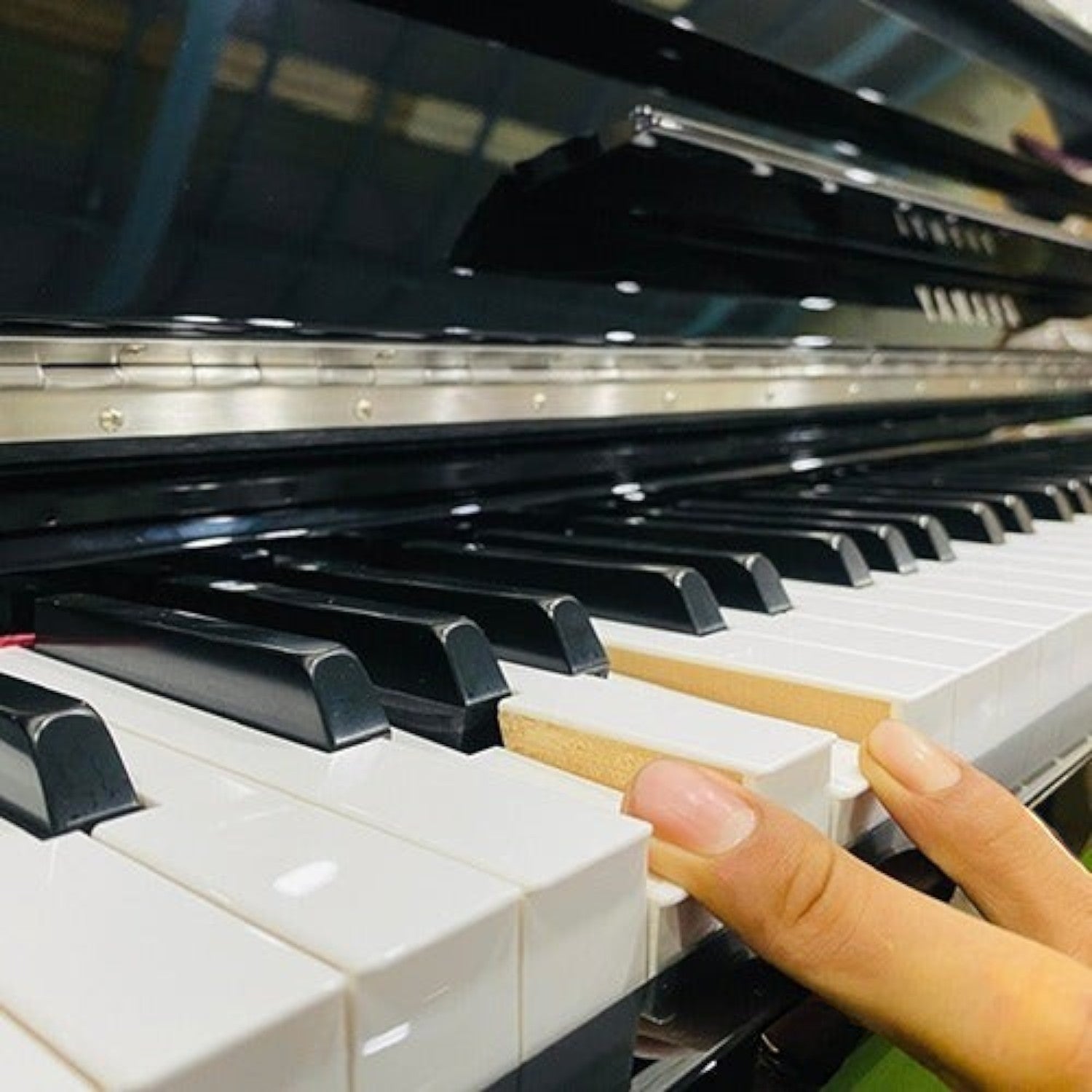 Bàn phím gỗ và bộ máy cơ của đàn piano lai TÂN NHẠC CỤ Yamaha NU1 với phím trắng đen bóng bẩy