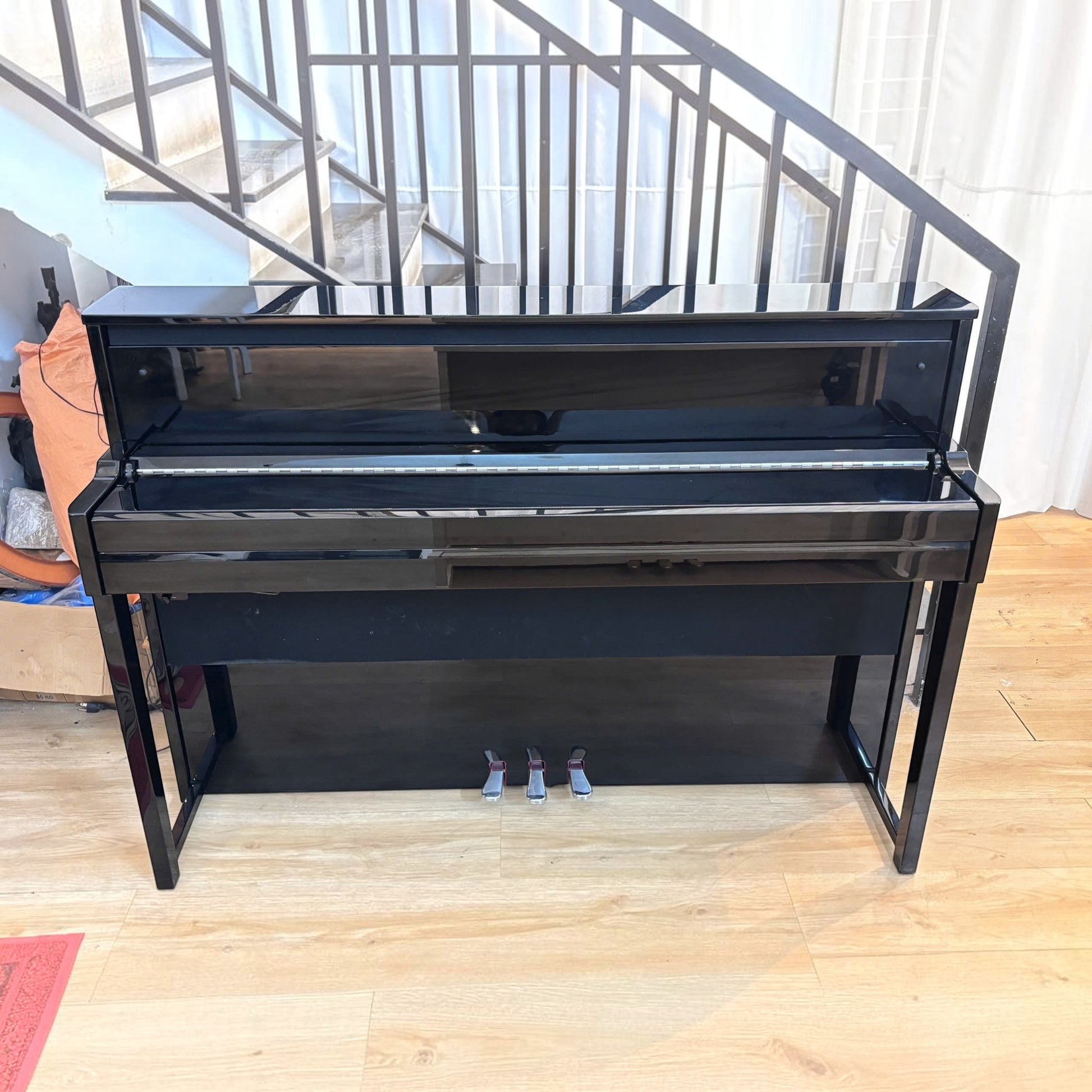 Đàn piano điện lai TÂN NHẠC CỤ Yamaha NU1X màu đen bóng với thiết kế upright sang trọng và bộ máy cơ thật