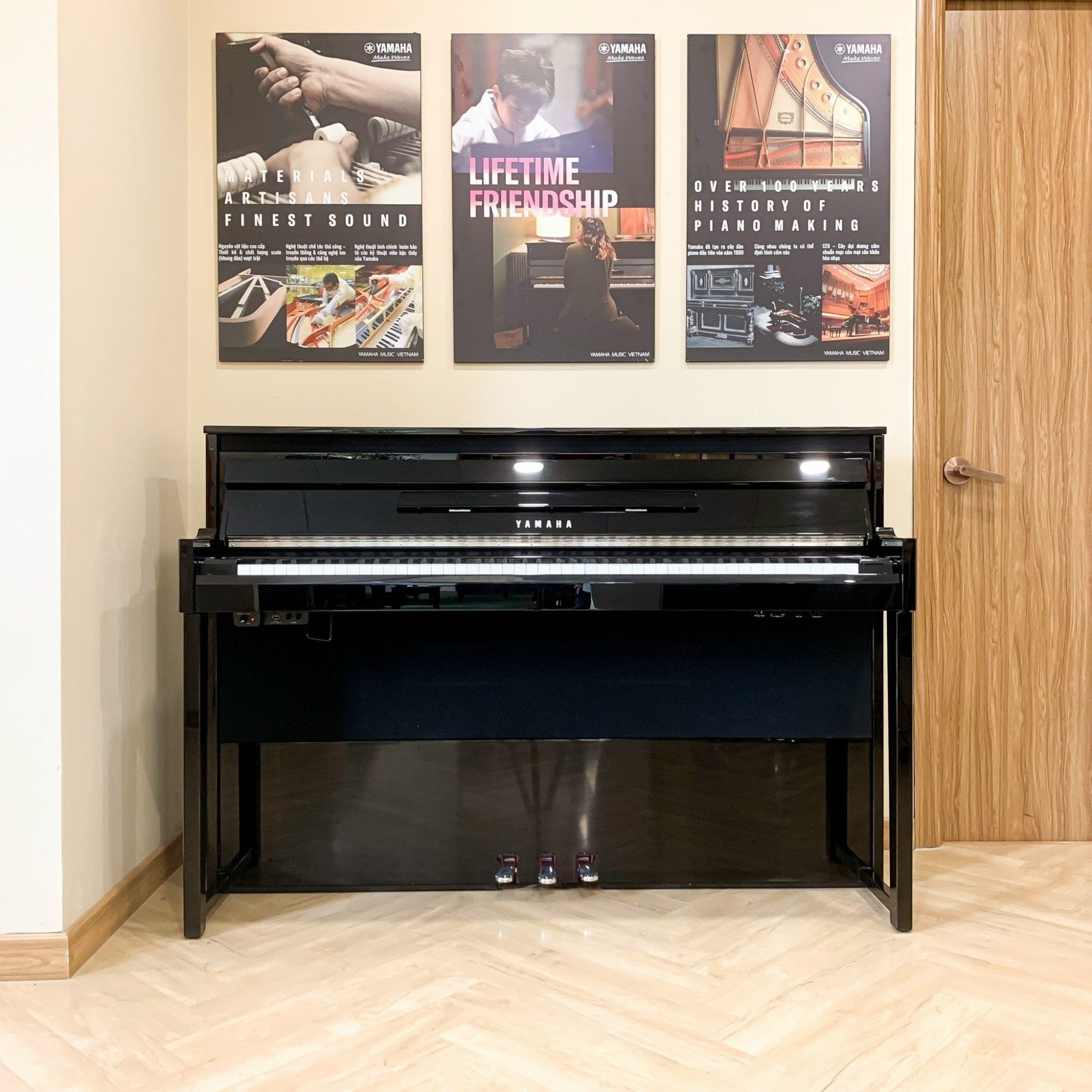 Đàn piano điện lai Yamaha NU1X màu đen bóng tại showroom TÂN NHẠC CỤ với thiết kế upright sang trọng
