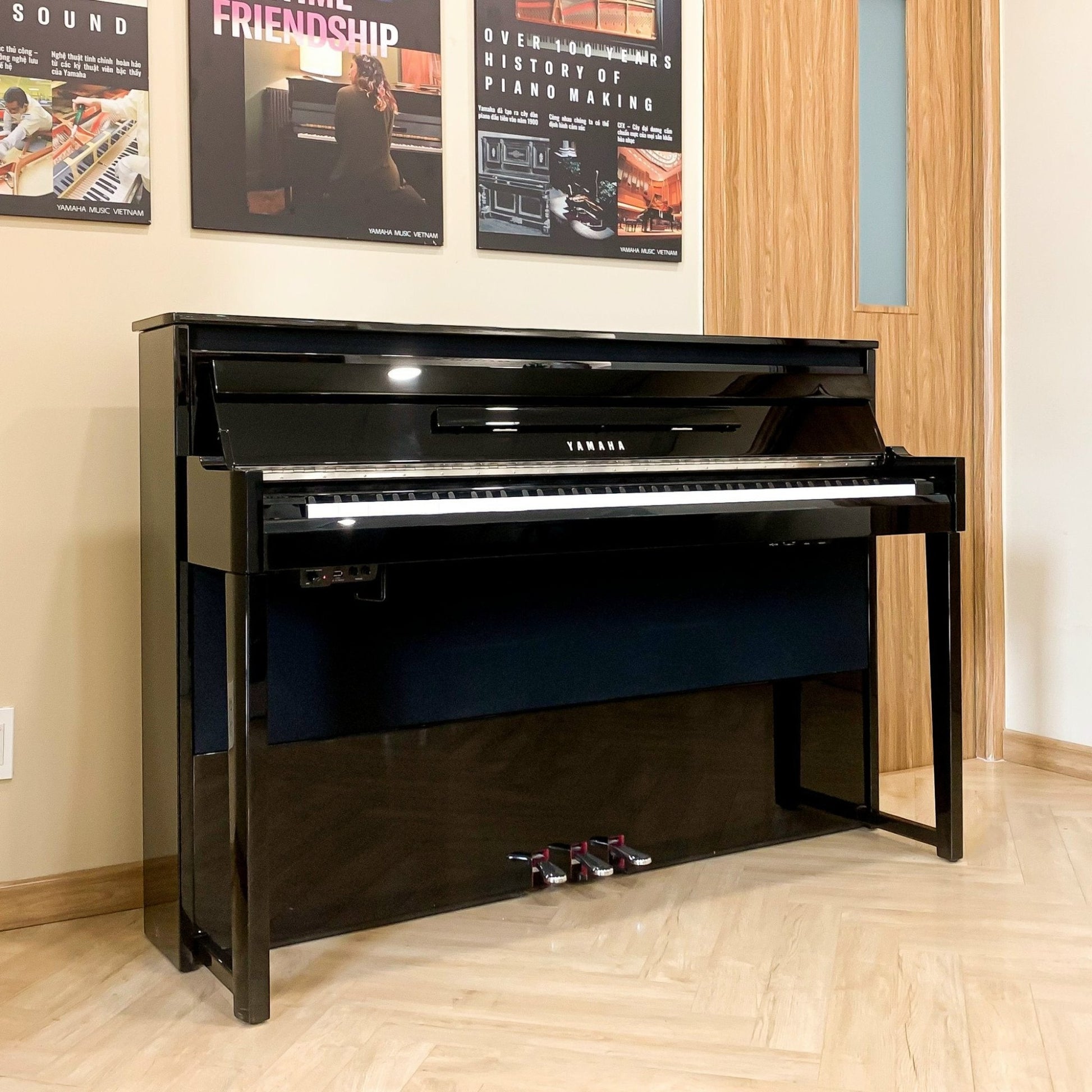 Đàn piano điện lai Yamaha NU1X màu đen bóng với bộ máy cơ upright thật tại showroom TÂN NHẠC CỤ