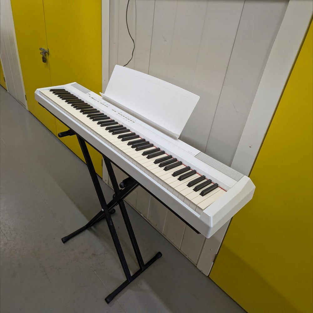 Đàn piano điện Yamaha P105 màu trắng tại Tân Nhạc Cụ, thiết kế portable gọn nhẹ với 88 phím GHS