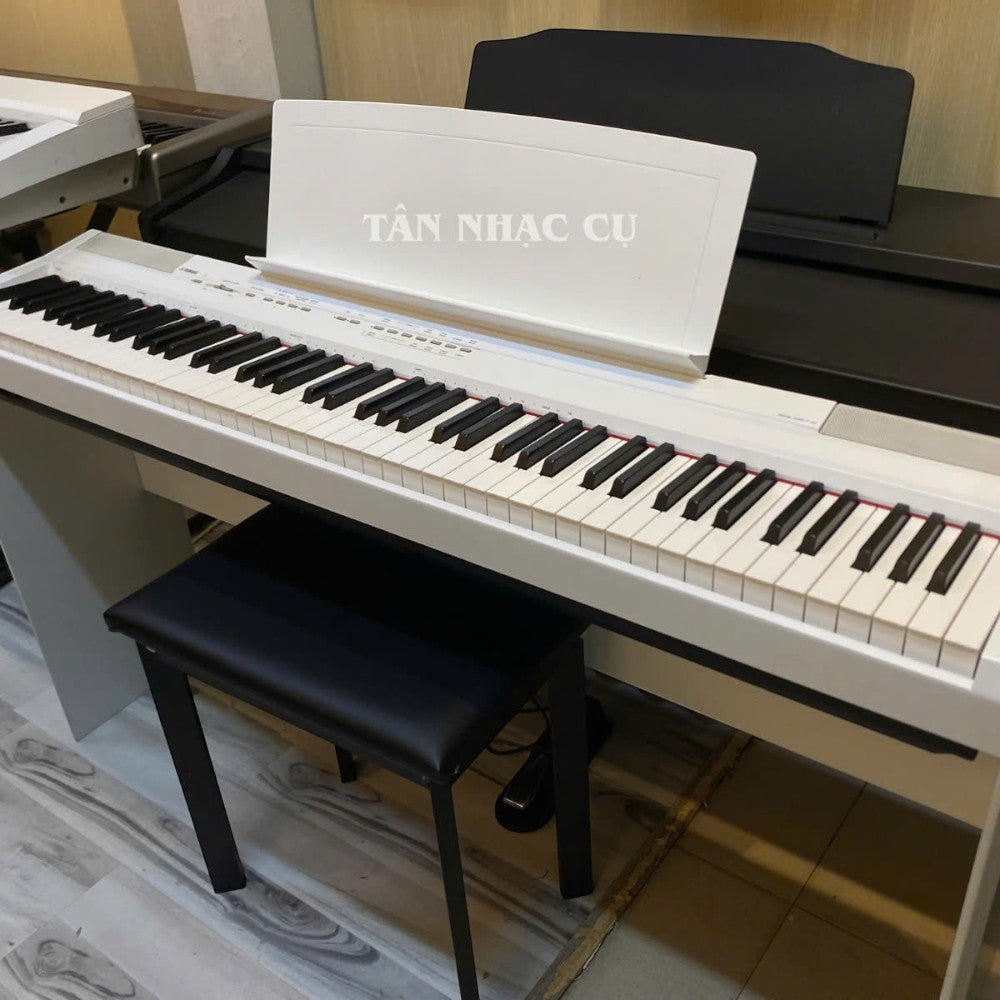 Đàn piano điện Yamaha P105 màu trắng thanh lịch tại TÂN NHẠC CỤ, thiết kế 88 phím GHS gọn nhẹ cho người mới bắt đầu.