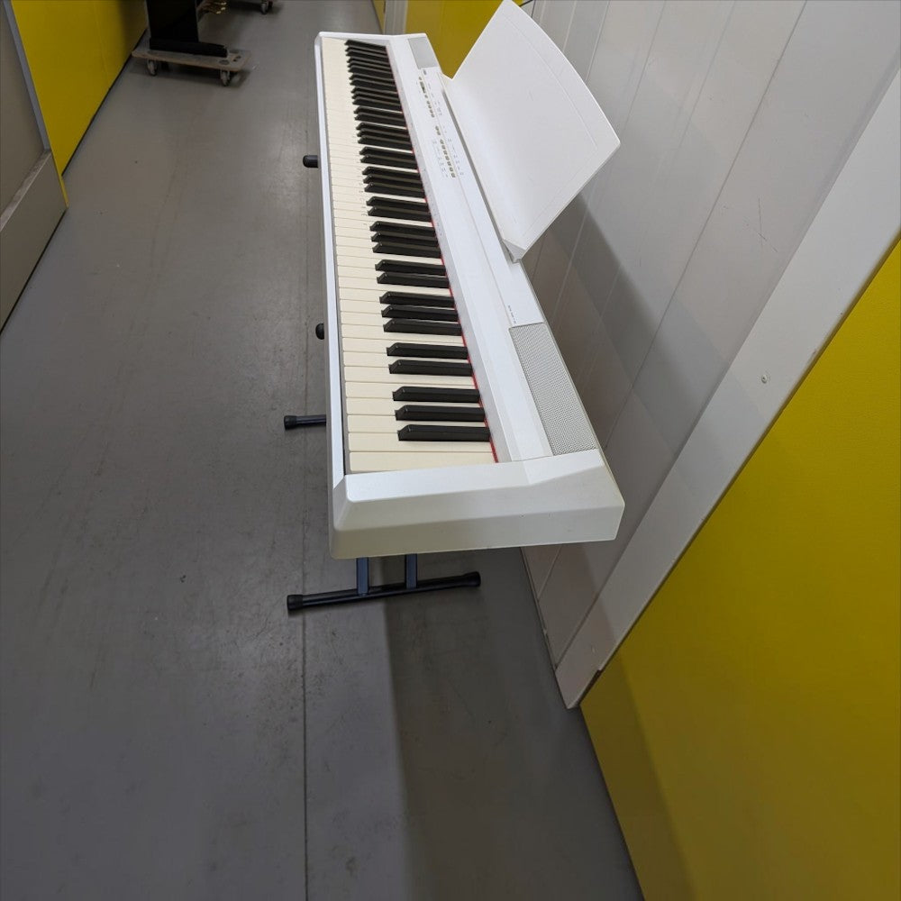 Đàn piano điện Yamaha P105 màu trắng dáng portable tại showroom TÂN NHẠC CỤ